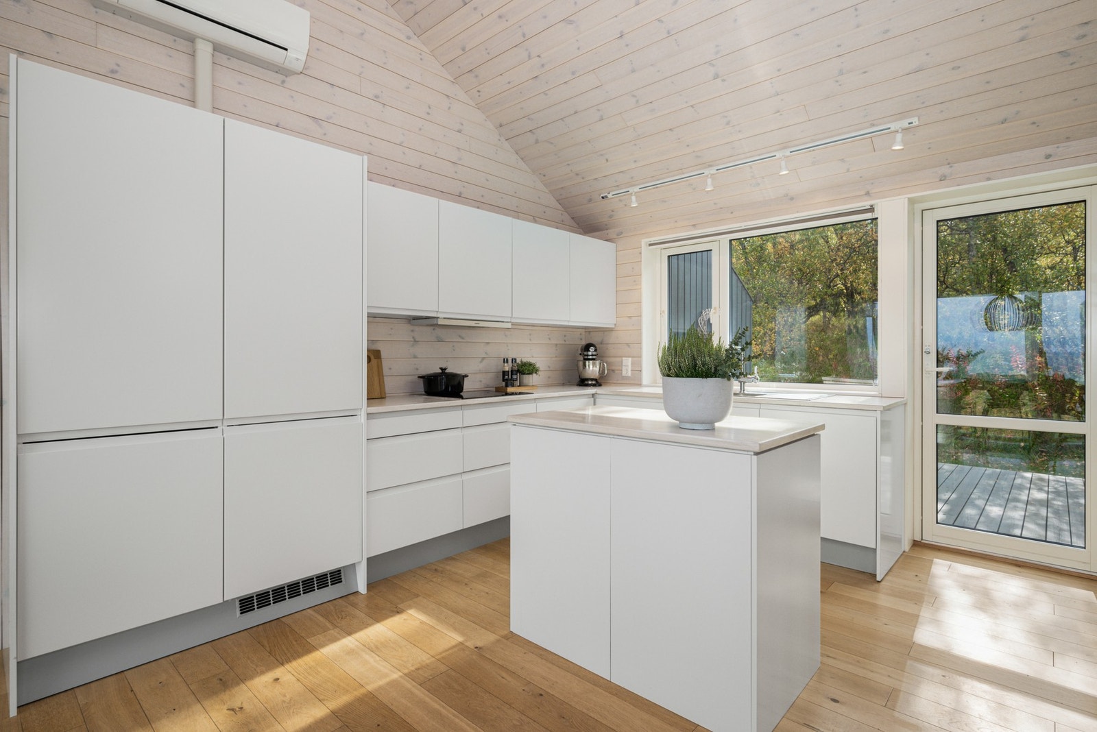 Kjøkkenet er levert fra HTH med kvalitetshvitevarer fra Miele. Galleribilde