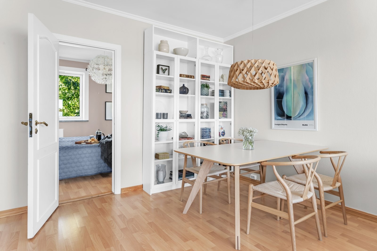 Generøs takhøyde ca. 2.57 m målt i stue. Galleribilde