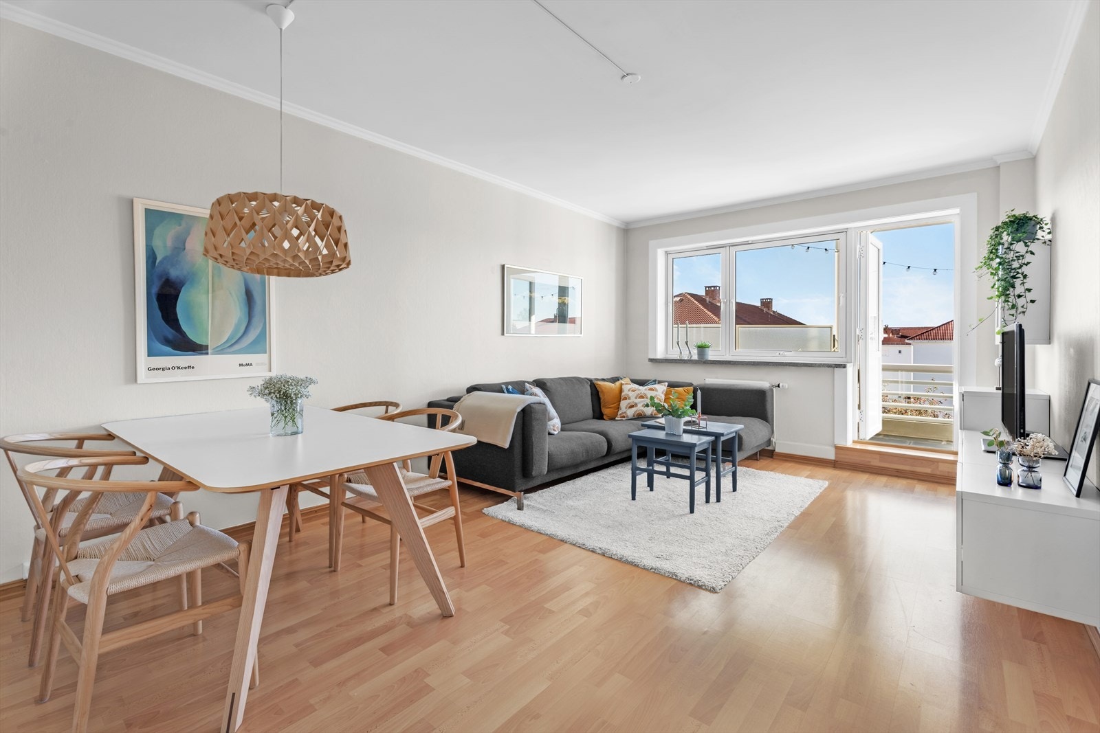 Den flotte stuen lar seg enkelt dele inn i to soner og oppleves som boligens sosiale samlingspunkt. Galleribilde