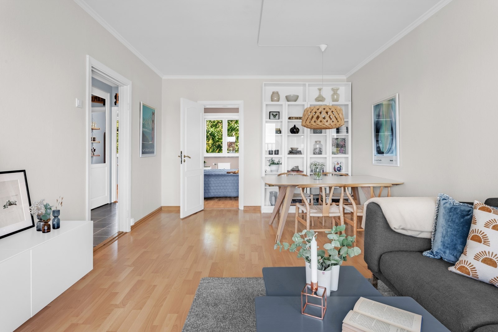 Plass til både sofagruppe og spisebord, og her kan man invitere familie/venner på hyggelige sammenkomster. Galleribilde