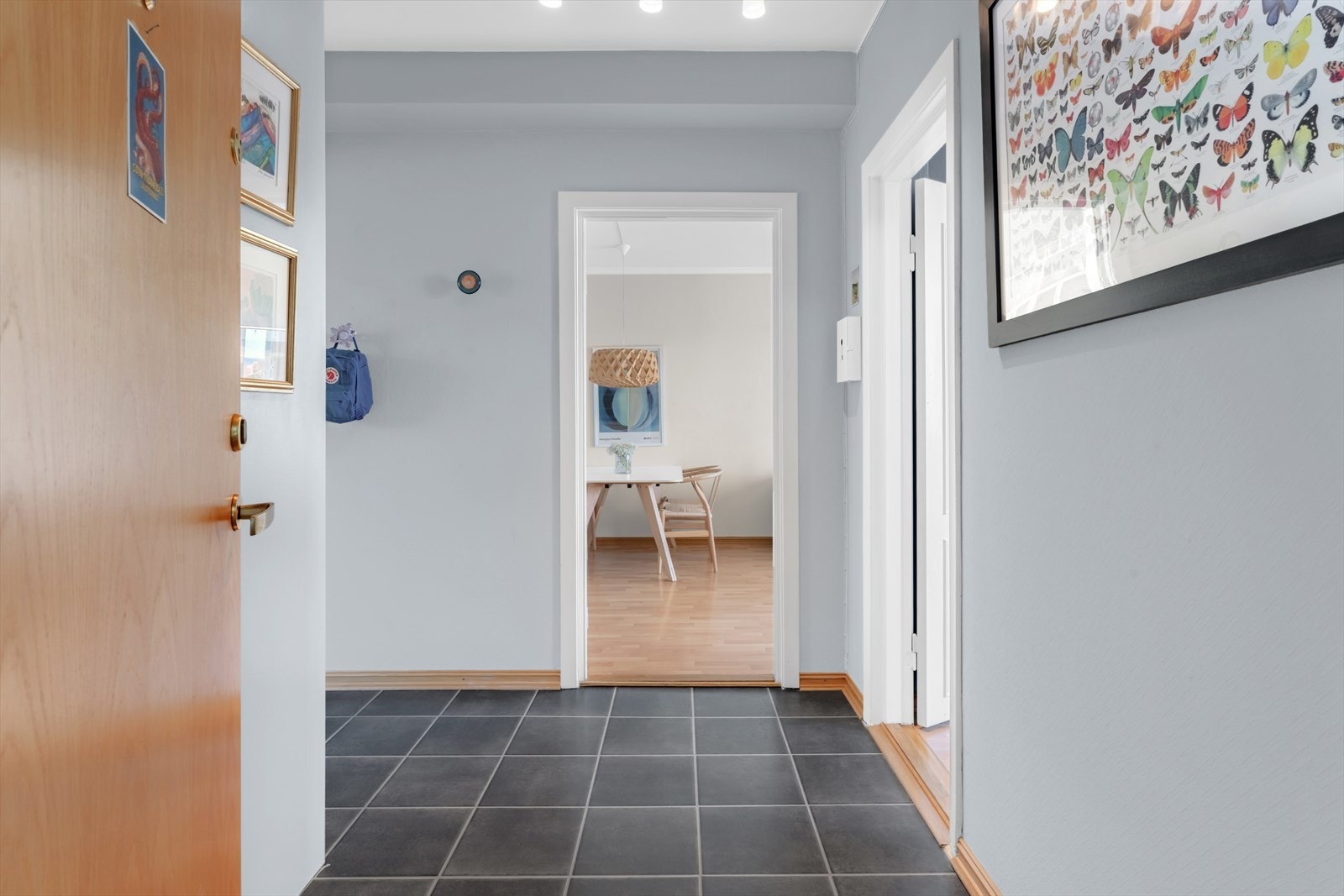 Leilighetens entré har praktisk laminatfliser, samt god plass til å henge fra seg klær og sette fra seg sko. Galleribilde