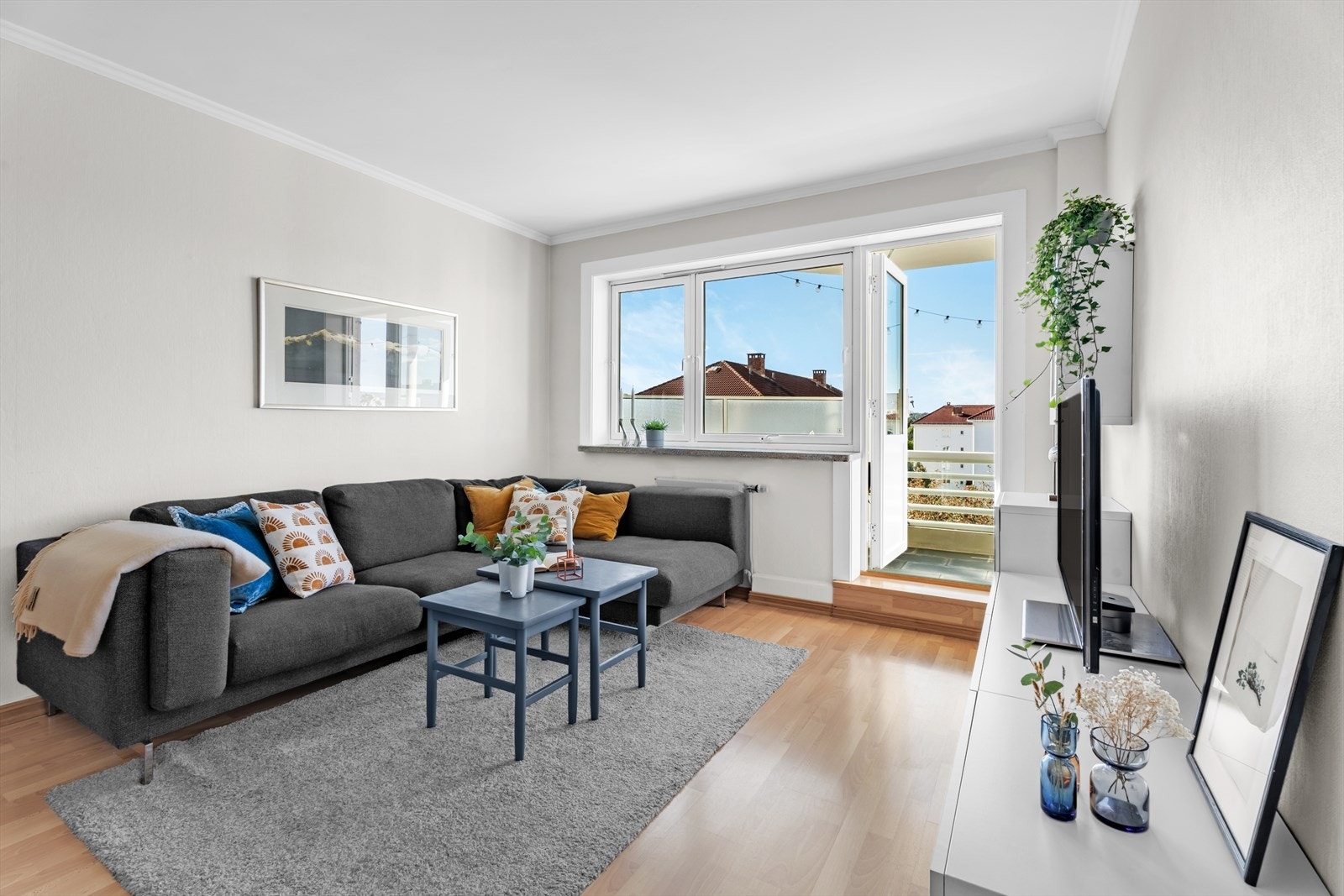 Store vindusflater slipper inn godt med lys og skaper en hyggelig atmosfære i leiligheten. Vinduer samt balkongdør er datert 2019. Galleribilde