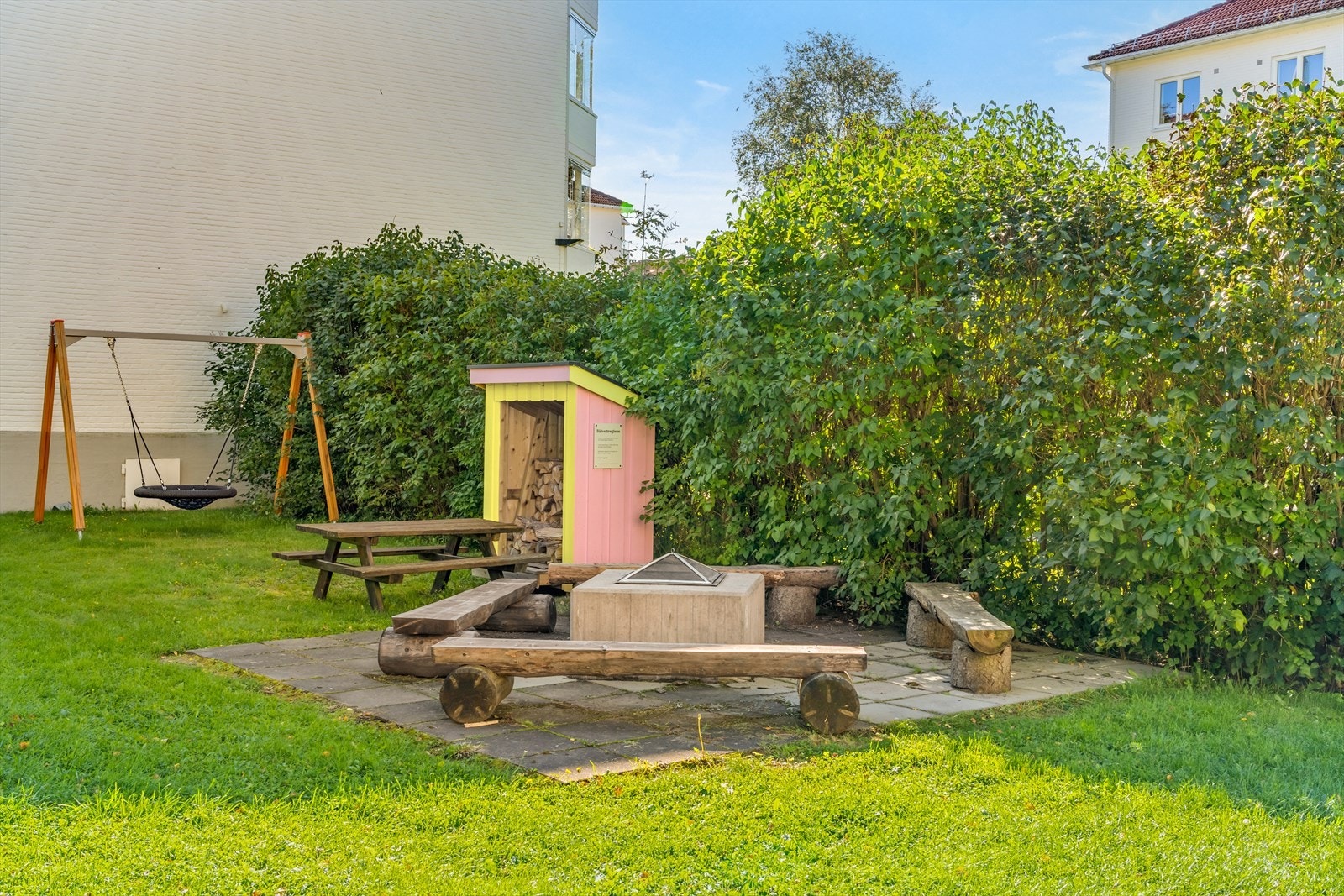 Bilder av lekeplassen utenfor og bålplassen i borettslaget. Galleribilde