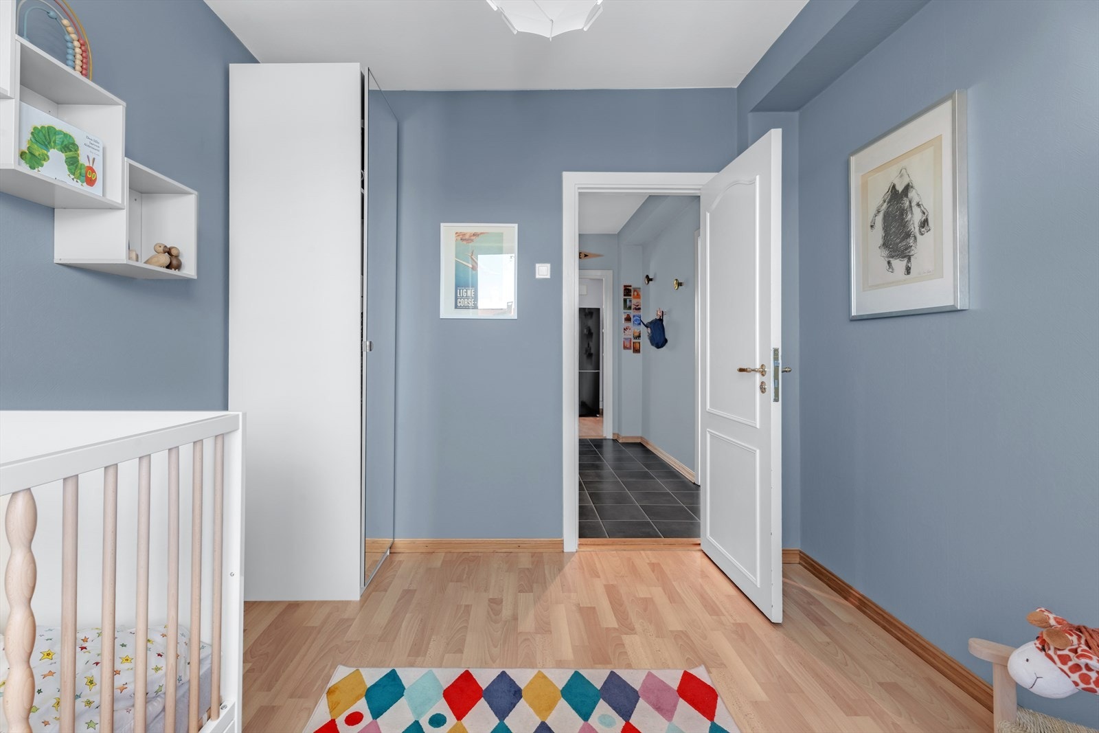 Garderobeskap med speilfront medfølger handelen. Galleribilde