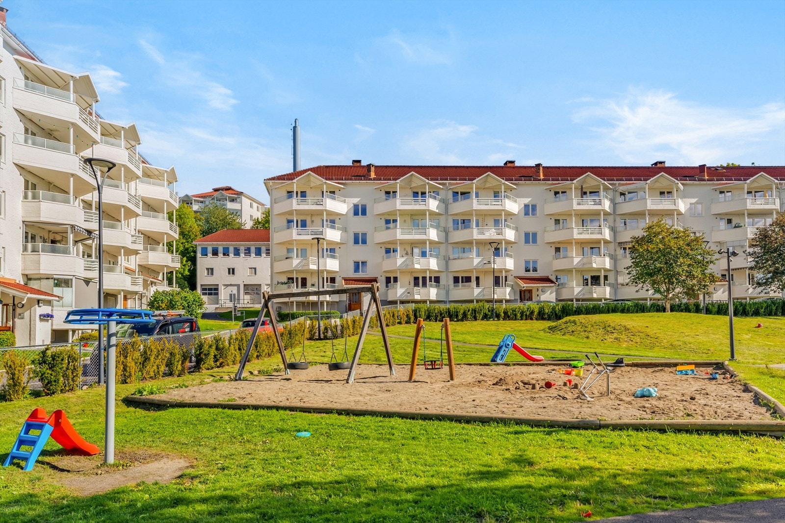 Det er også tilgang til fellesvaskeri i borettslaget, samt felles bod i kjeller. Utvendig sykkelparkeringshus og barnevognhus. Galleribilde