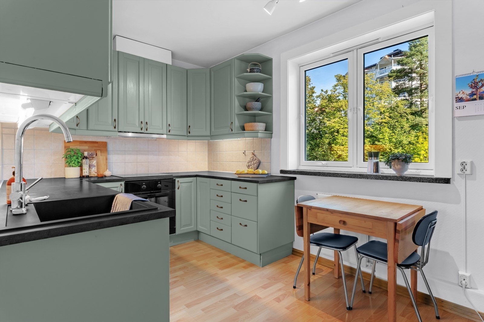 Adskilt kjøkkenløsning med morgensol, hvor du kan nyte frokosten med grønt utsyn. Galleribilde