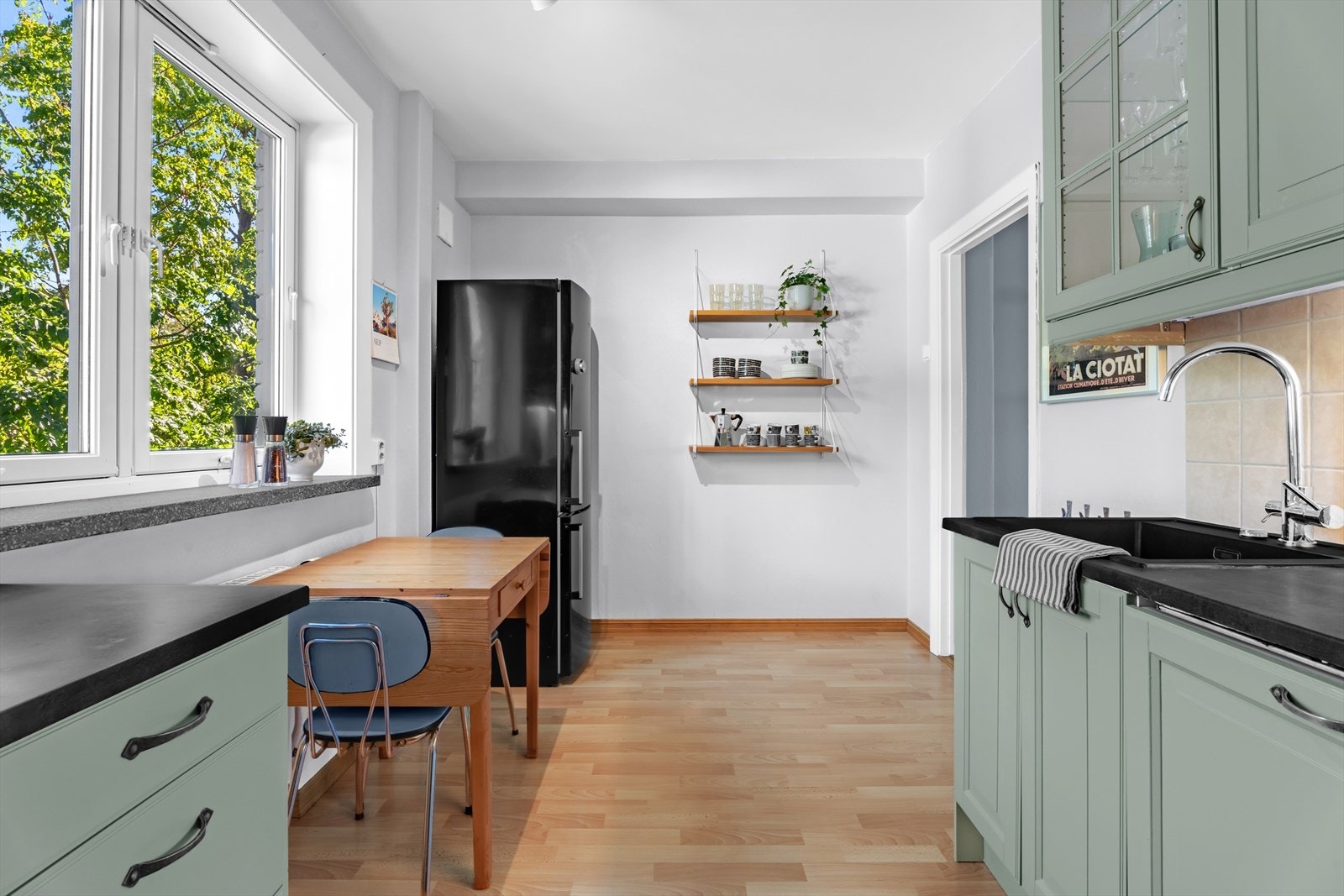 Frittstående kjøl-/fryseskap medfølger boligen. Induksjonstopp, stekeovn og oppvaskmaskin er integrert i innredningen. Opplegg for vaskemaskin, kombimaskin (vask/tørk) kan følge om ønskelig. Galleribilde