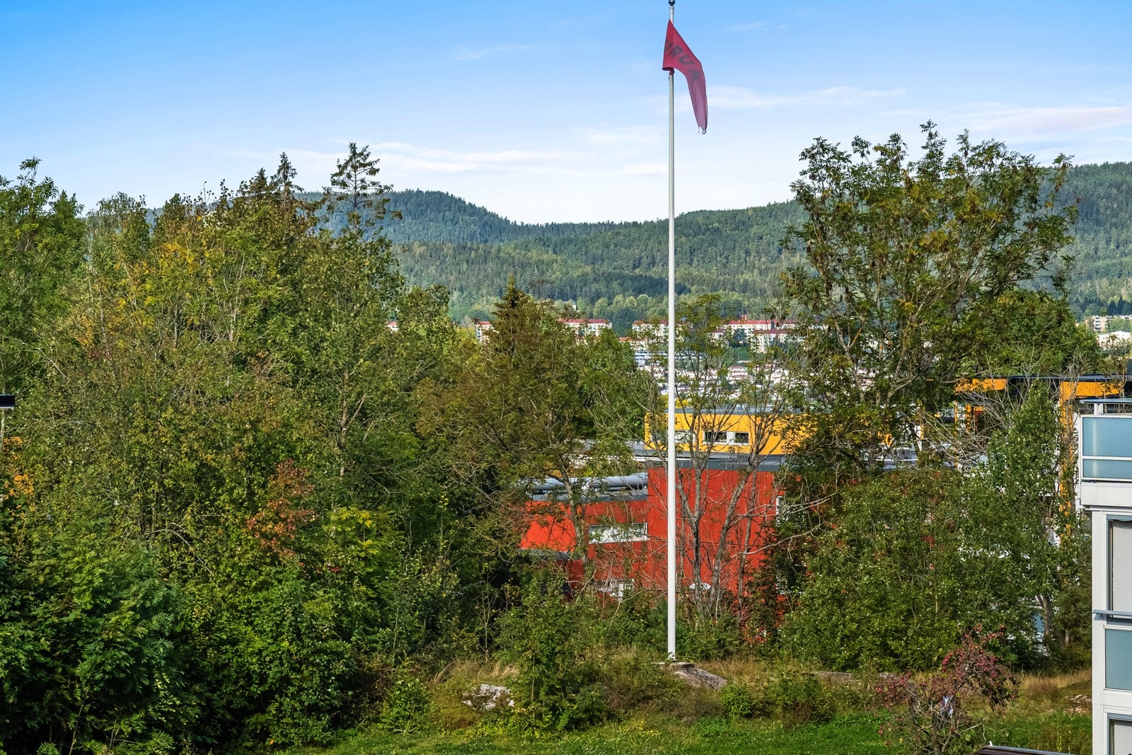 Fra balkongen er det hyggelig utsyn over området. Galleribilde
