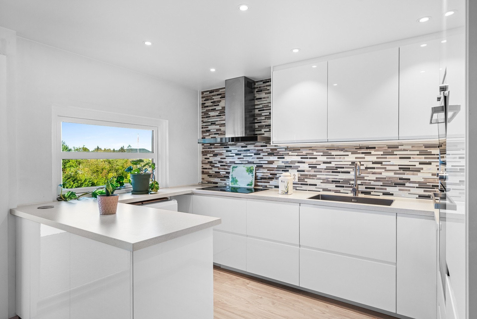 Her er det god benkeplass som gjør matlaging til en enkel glede. Galleribilde