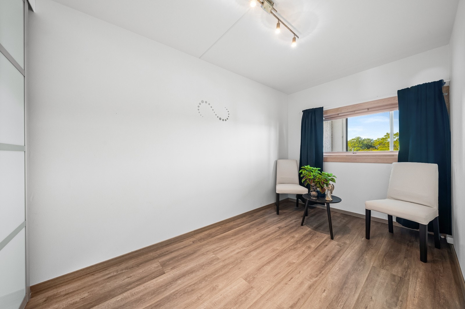 Boligen byr på tre romslige soverom, ideelt for større familier som har behov for flere rom. Galleribilde