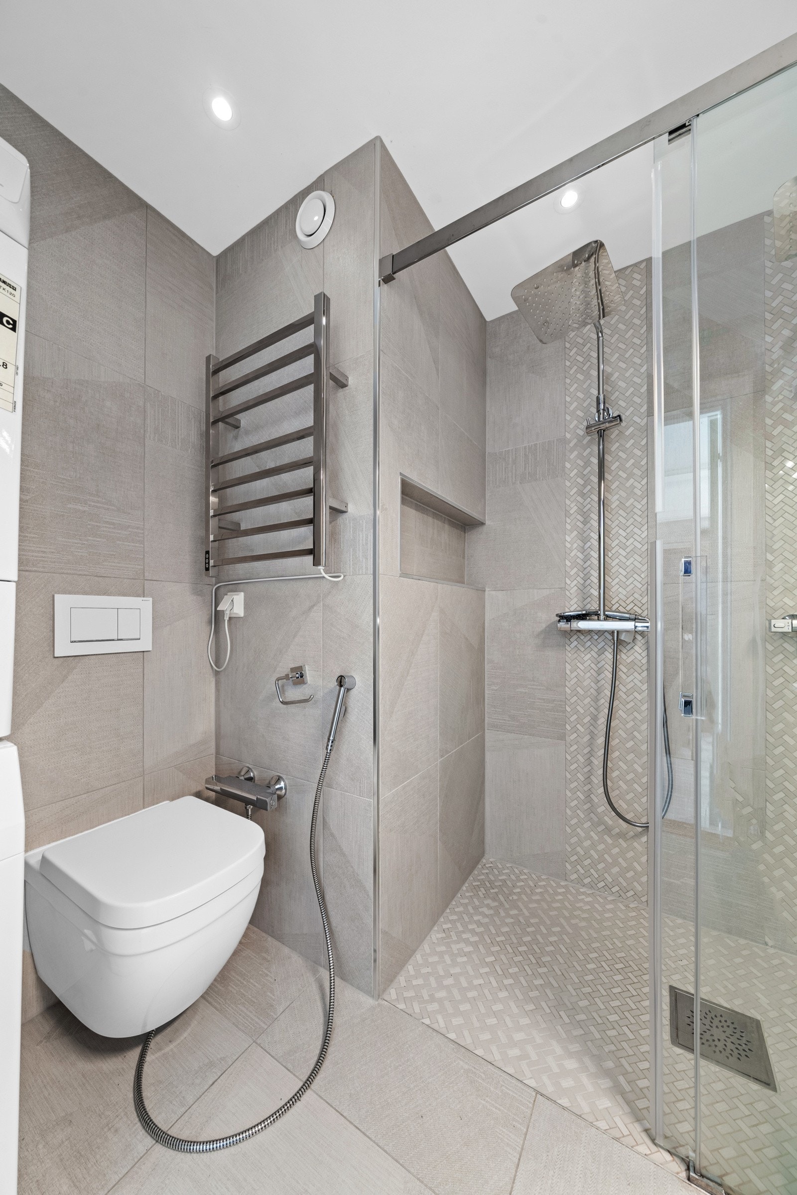 Det er behagelig gulvvarme på badet. Varmtvann er også inkludert i felleskostnadene. Galleribilde