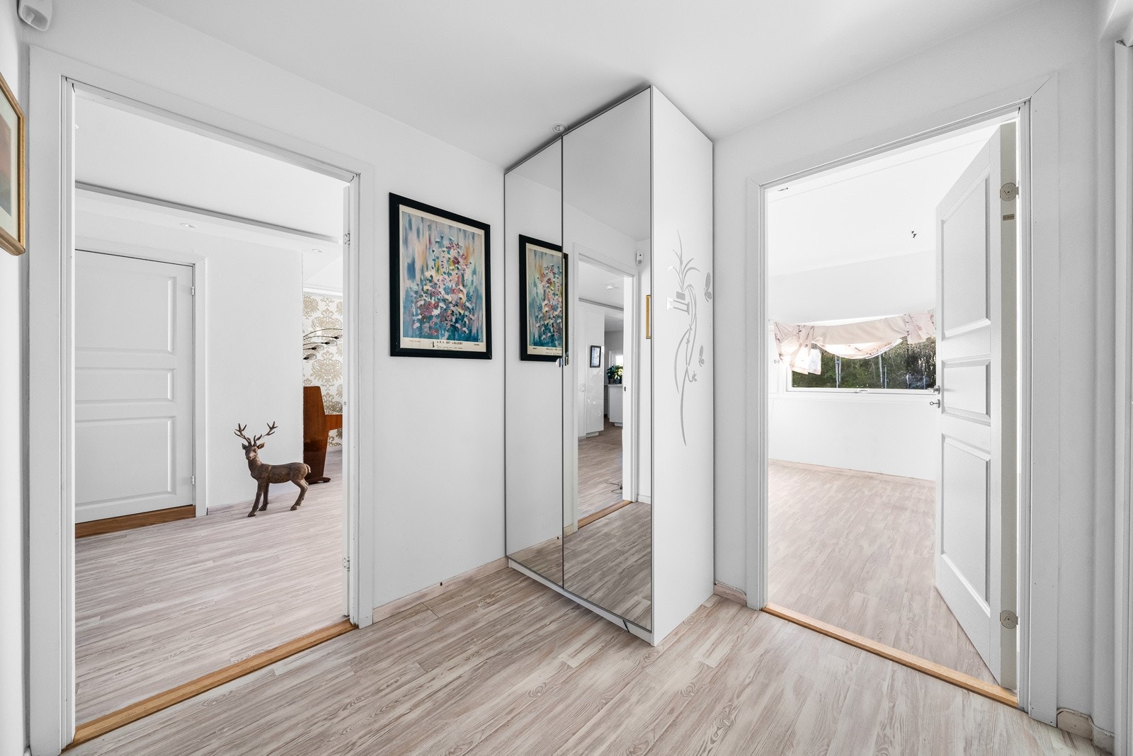 Her har man god plass til å oppbevare sko og yttertøy. Galleribilde