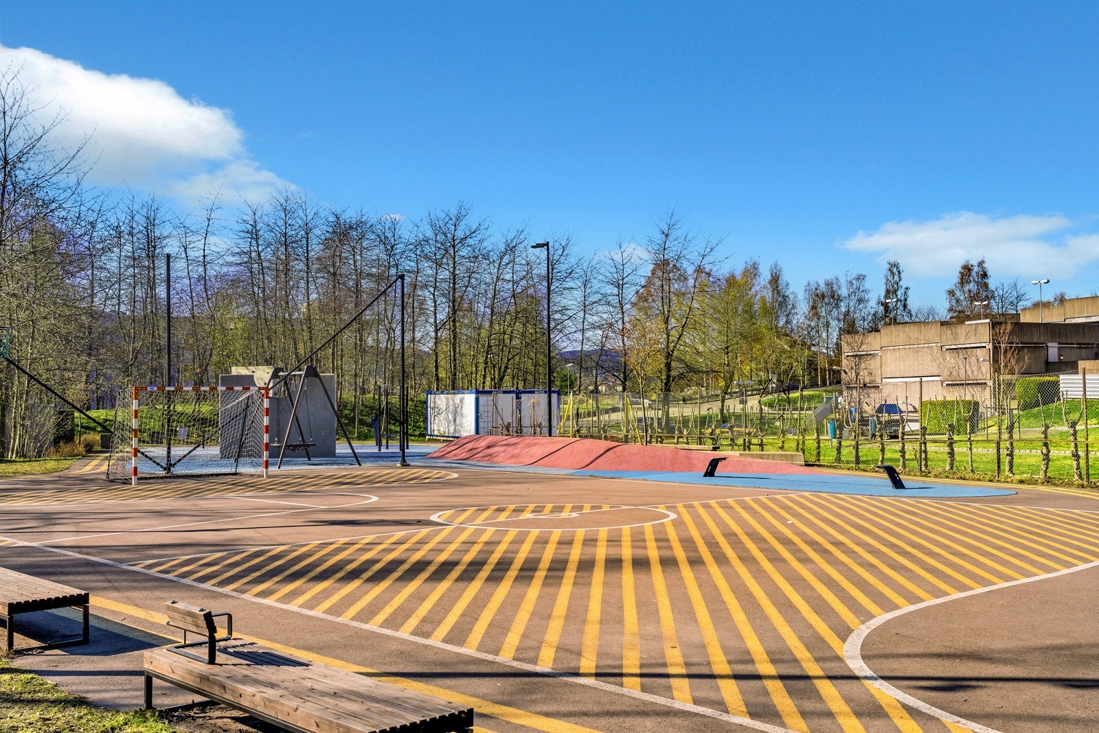 Lindebergparken er så nær Østmarka at du kan treffe den med et velrettet steinkast. Her kan du gå på slakk line, klatre i en liten buldrevegg, spille håndball eller fotball på en liten bane, trene med treningsapparater eller slappe av på en benk. Galleribilde