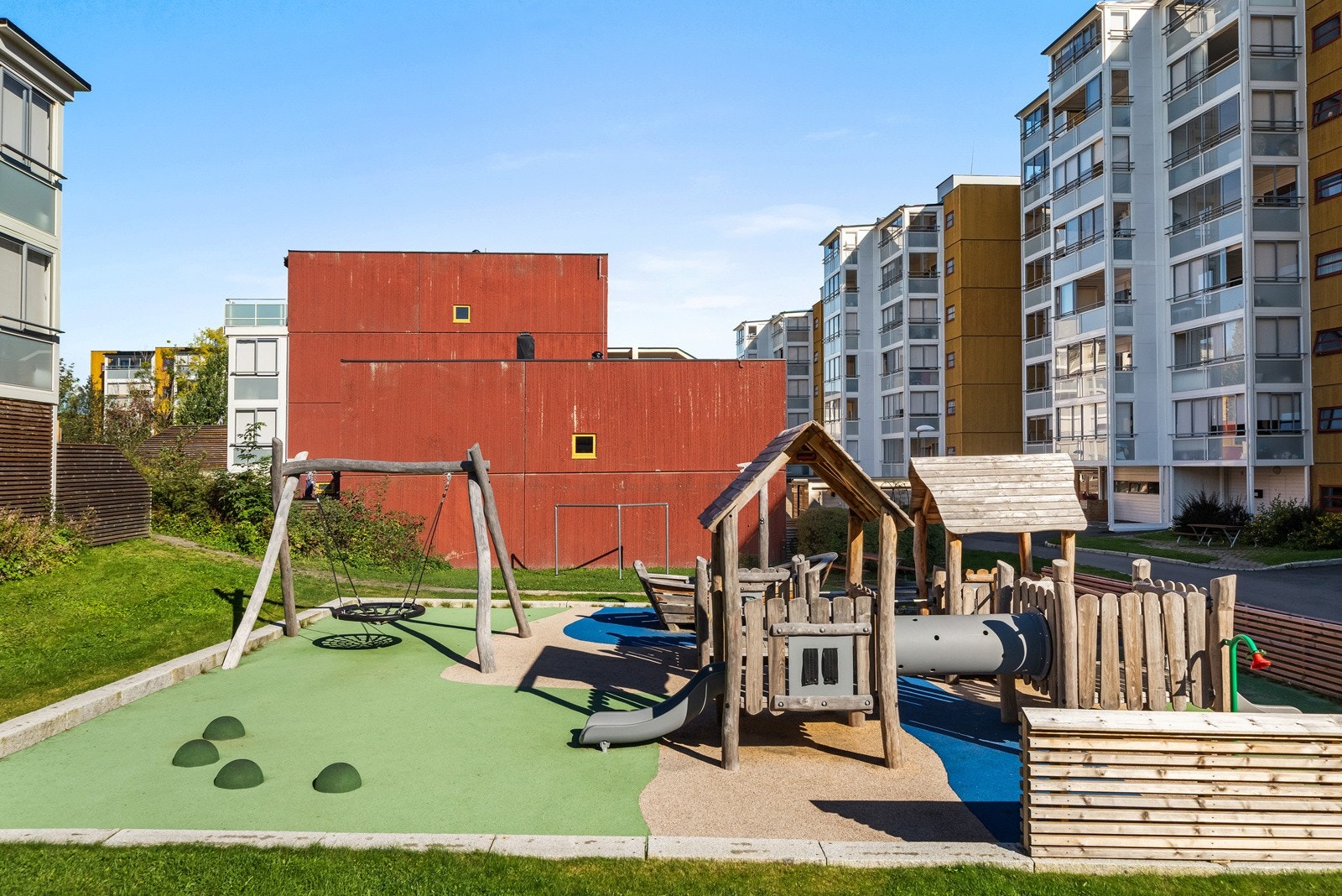 I borettslaget finner man flere flotte lekeplasser som barna kan få gleden av. Galleribilde