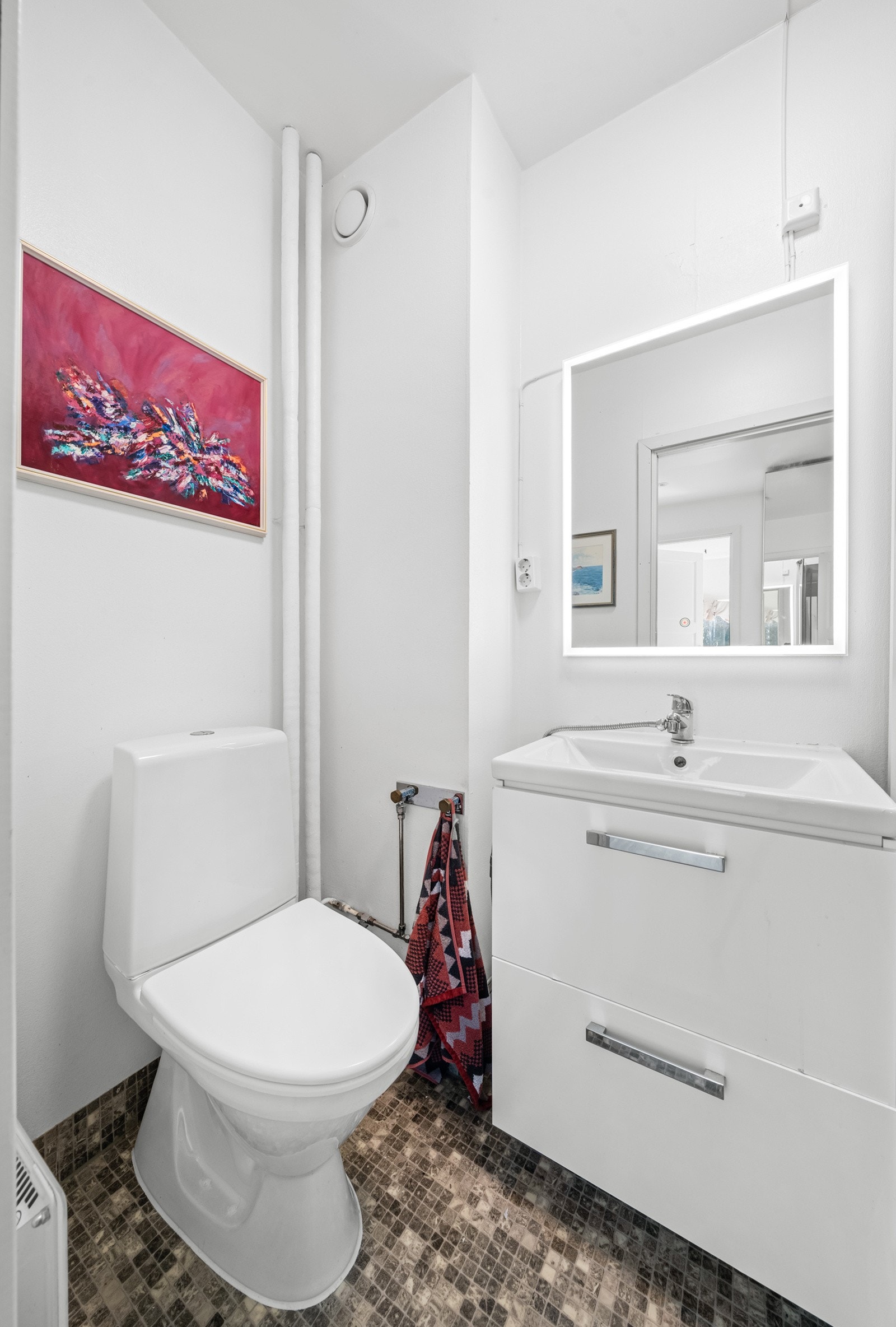 Det andre badet har en enklere, men funksjonell stil, med gulvbelegg og malte plater på veggene. Galleribilde