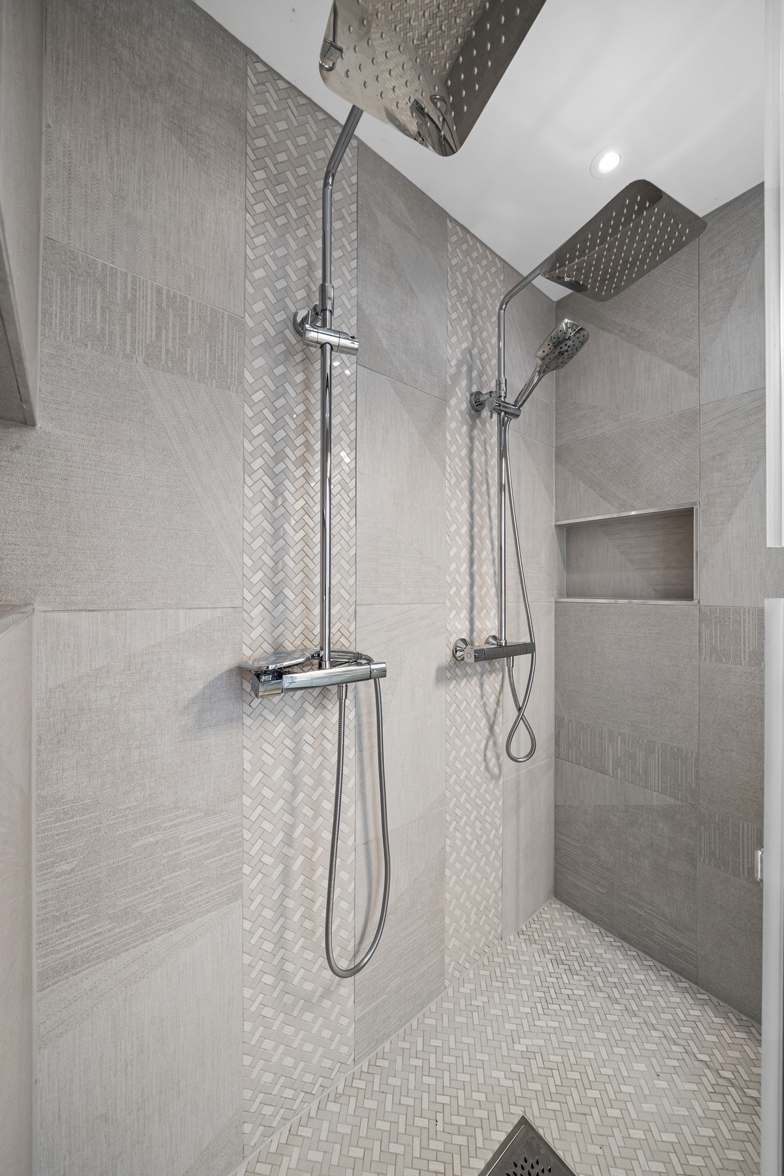 Den store dusjsonen med dobbel dusjnisje og glassdører gir god plass og gjør det enkelt å dusje småbarn eller nyte en avslappende dusj for to. Galleribilde