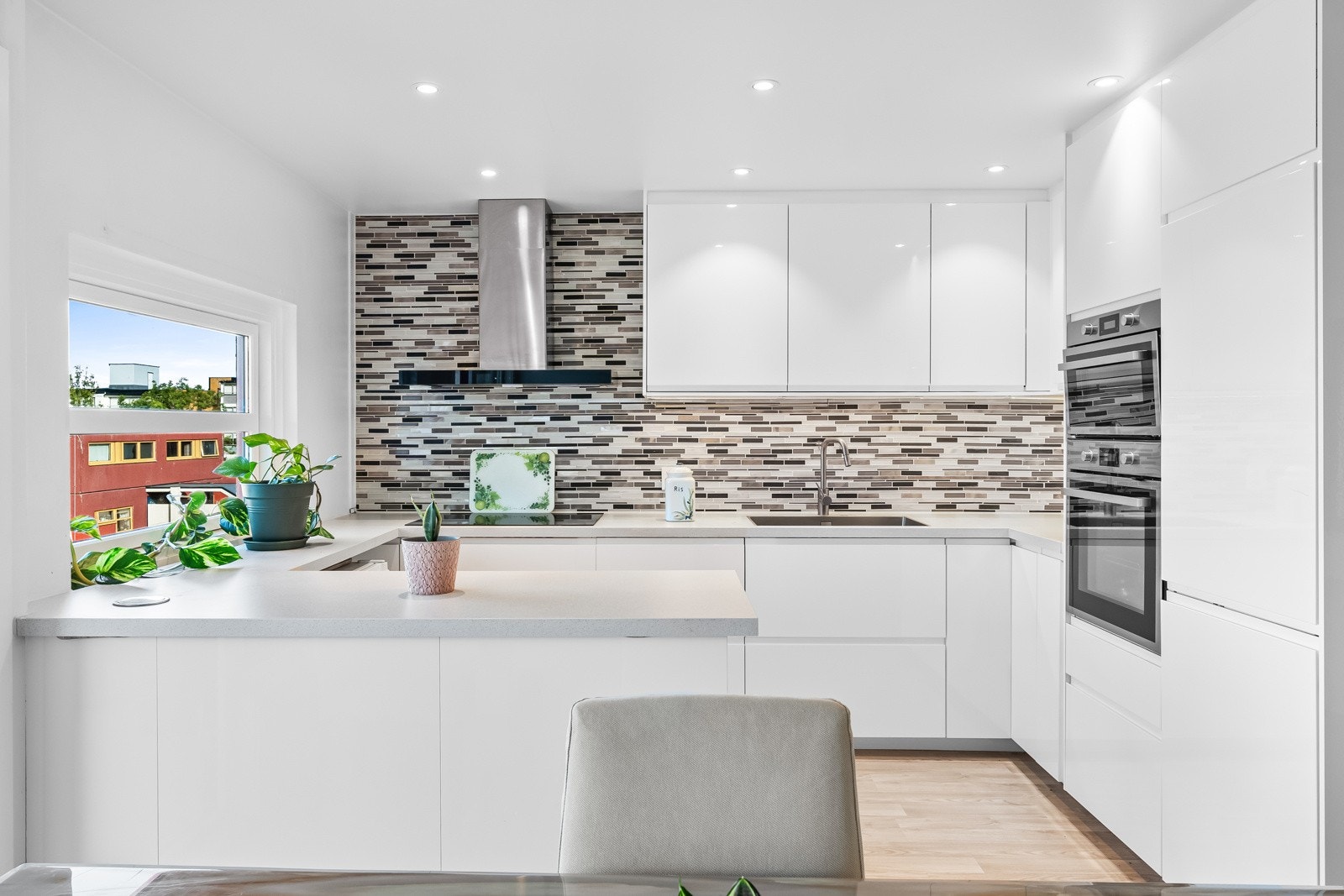 Houssam Ben Zrelli ved EIE Eiendomsmegling har gleden av å presentere denne familievennlige 4-roms leiligheten i Lindebergåsen 50E! Galleribilde