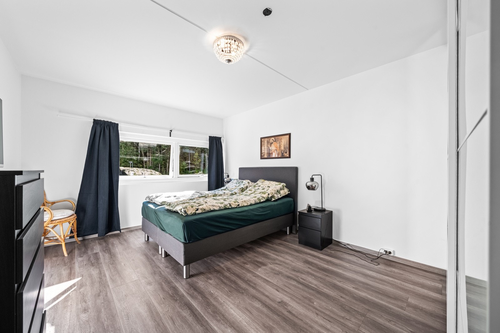 Hovedsoverommet er stort og har et praktisk garderobeskap som gir godt med oppbevaringsplass. Galleribilde