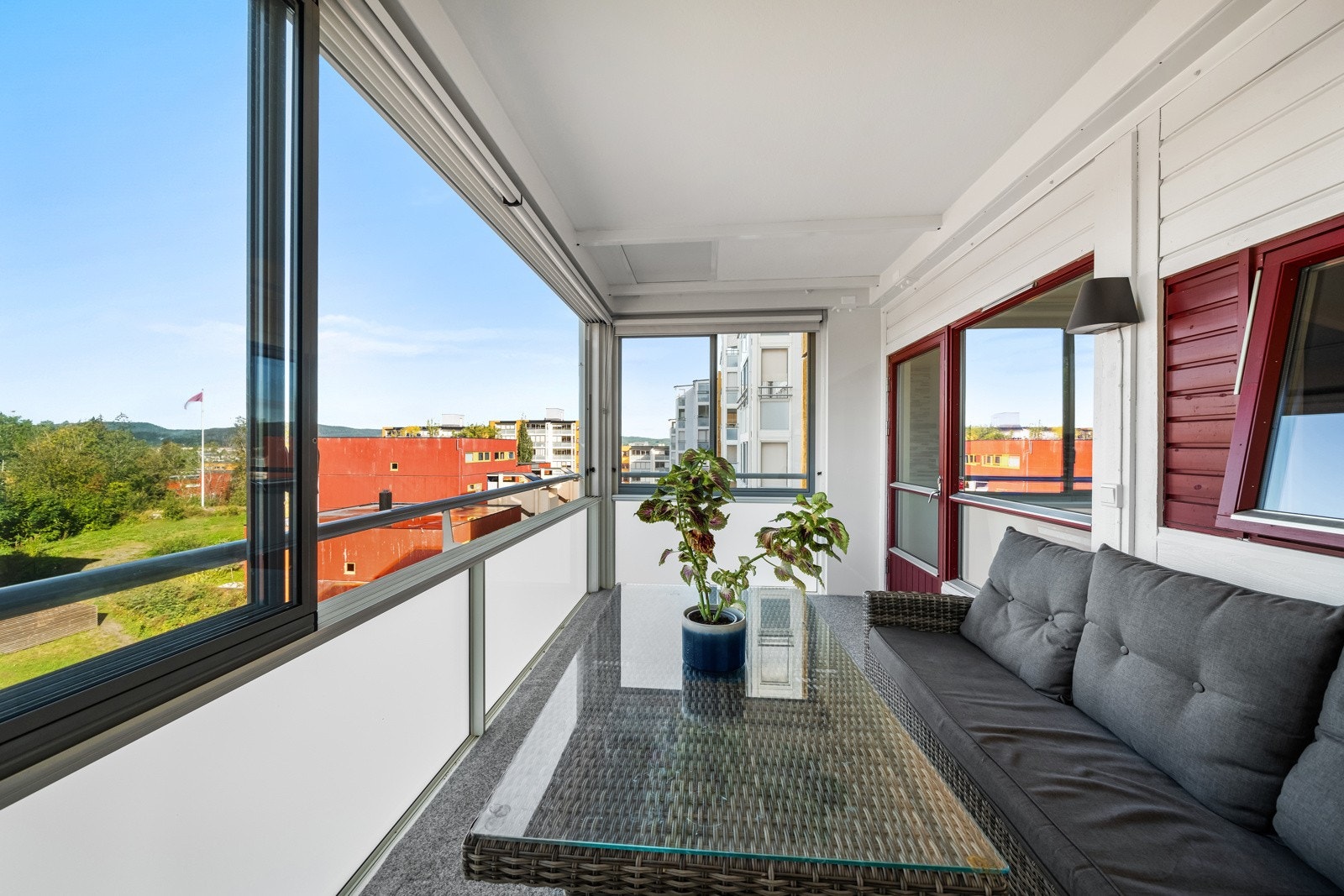 Den innglassede balkongen gir deg muligheten til å bruke uterommet året rundt, enten du vil slappe av i et lunt hjørne eller trekke inn frisk luft. Galleribilde