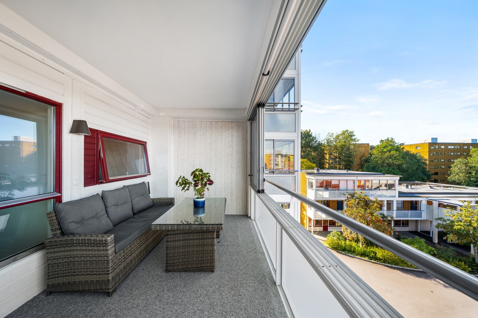 Fra kjøkkenet har du utgang til en romslig, innglasset balkong på 12 kvm, et perfekt sted for å nyte kaffen eller måltidet ditt med utsikt over nærområdet. Galleribilde