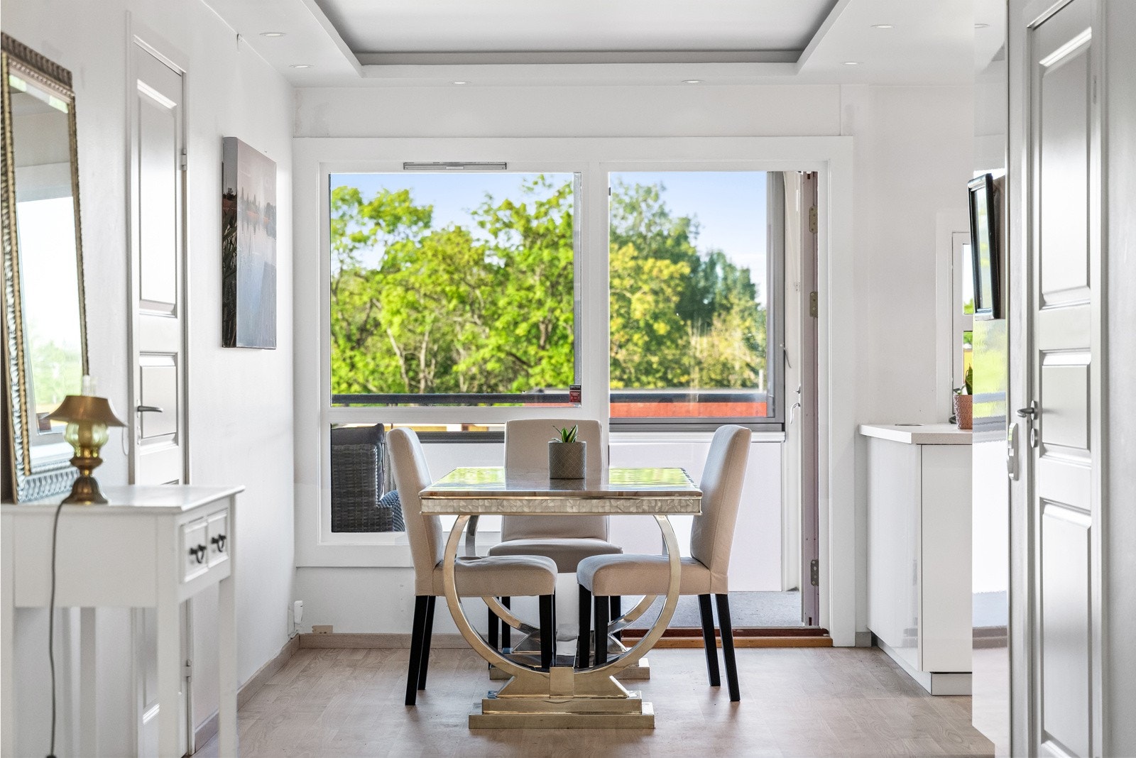 Videre innover i boligen har vi spisestue og kjøkken. Galleribilde