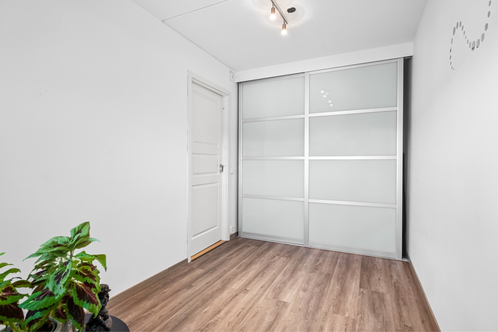 Soverommene er sjenerøse i størrelse med plass til garderobeskap, større seng og nattbord. Galleribilde