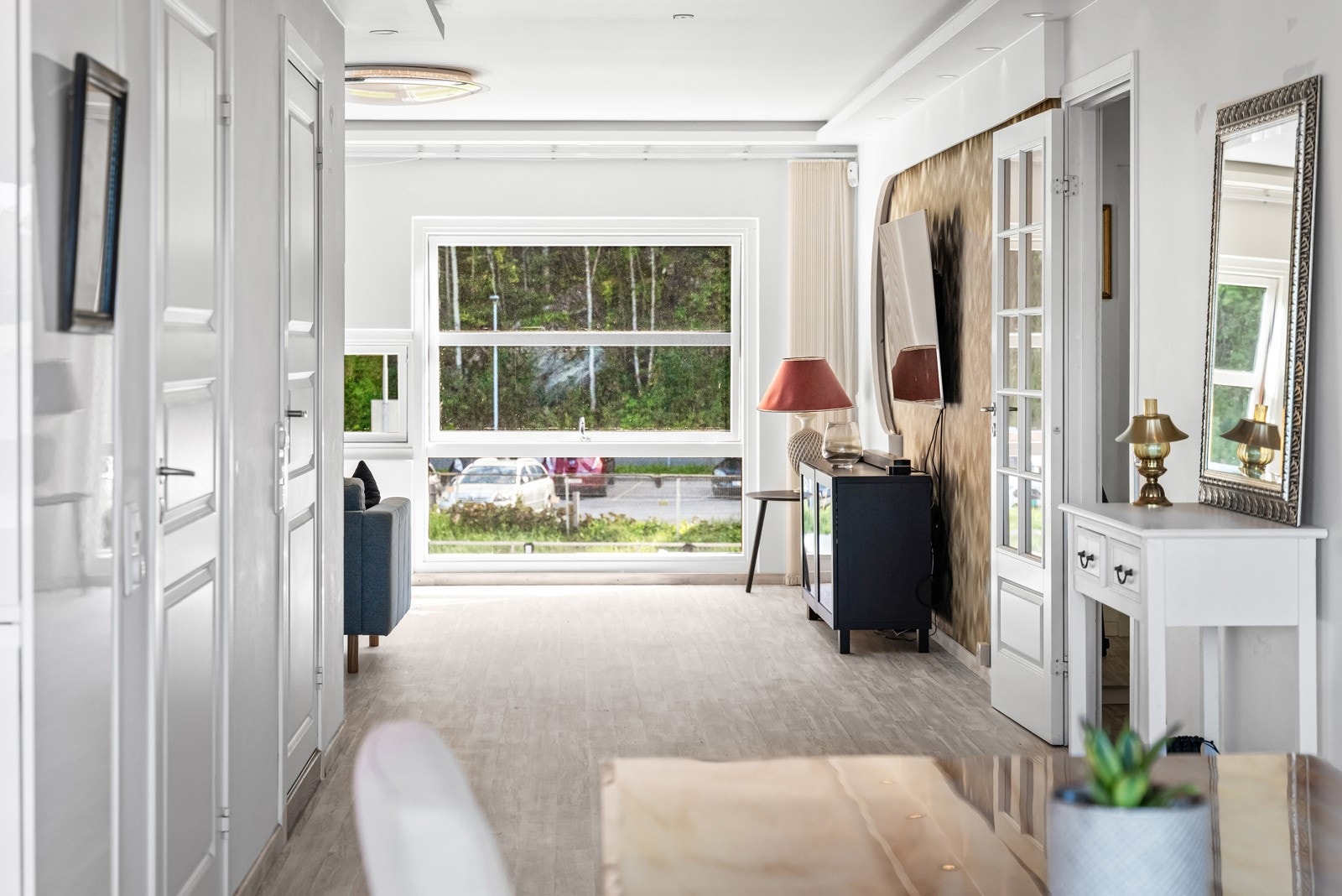 Boligen byr på en gjennomgående planløsning med stor stue, adskilt kjøkken, 3 romslige soverom, 2 bad og en flott innglassert balkong. Galleribilde