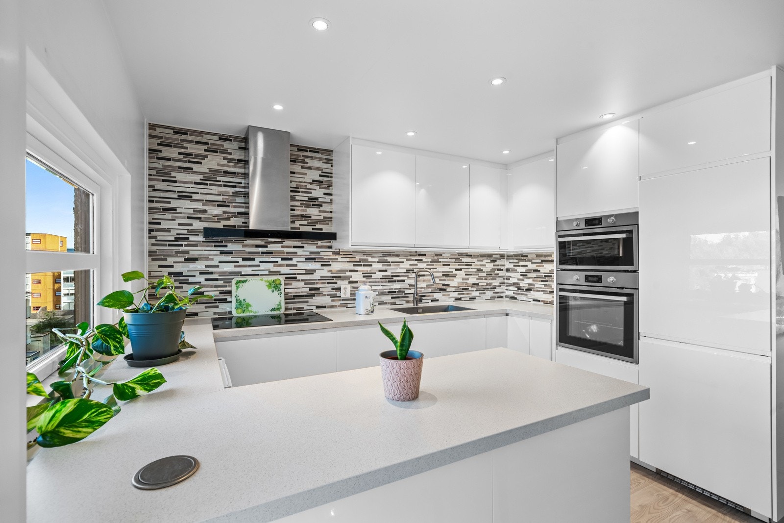 De glatte frontene, de stilige flisene på vegg og benkeplaten i laminat gir rommet et moderne preg. Her finner du integrerte hvitevarer, inkludert kjøleskap/fryser, stekeovn, mikrobølgeovn i høyskap, oppvaskmaskin og platetopp, alt det du trenger! Galleribilde