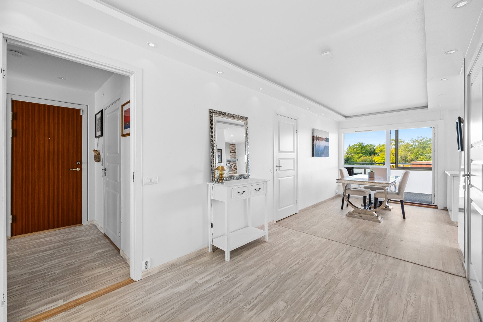 Entreen fungerer som et naturlig knutepunkt til boligens øvrige rom. Galleribilde