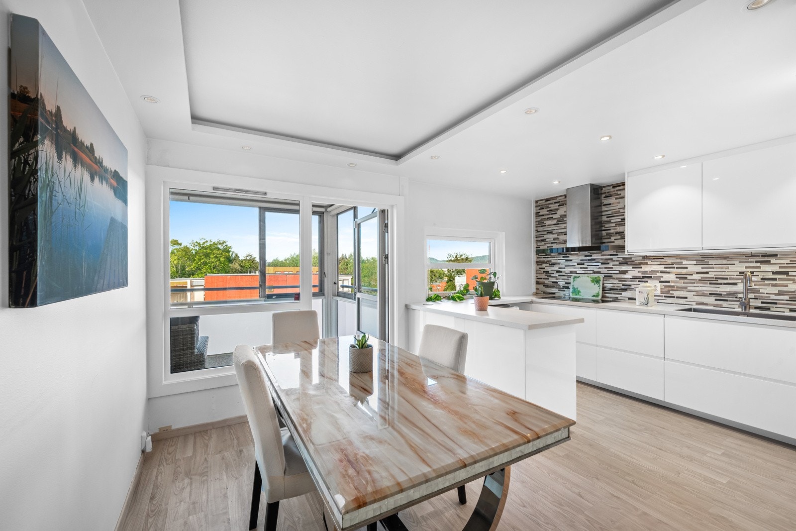 Dette kjøkkenet har alt som skal til for å lage måltider med stil og komfort, i et adskilt rom hvor du kan fokusere på kreativ matlaging. Galleribilde