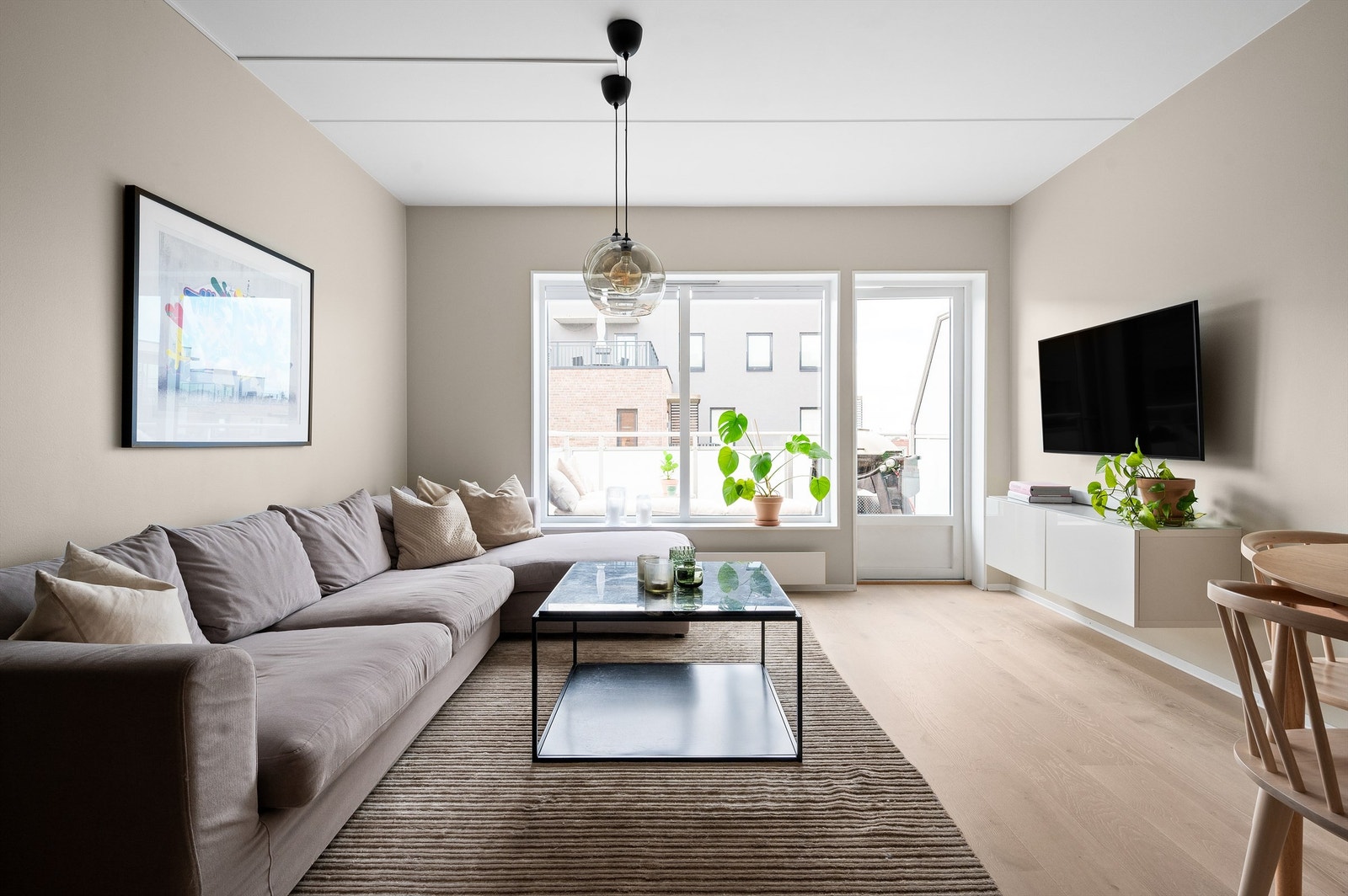 Leiligheten holder en god standard med sin moderne stil og delikate fargepalett. Lekker 1-stavs eikeparkett fra 2018. Galleribilde