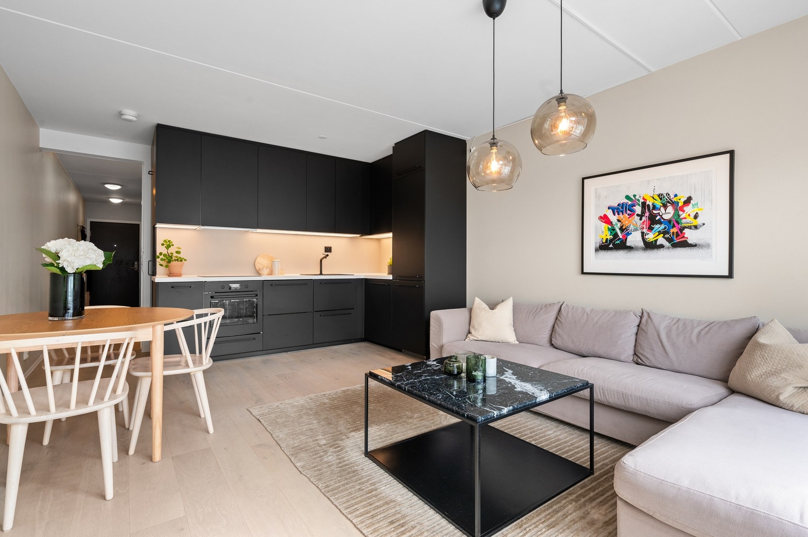 Lekkert og stilsikkert kjøkken fra 2019 i moderne og åpen løsning mot stuen. Galleribilde
