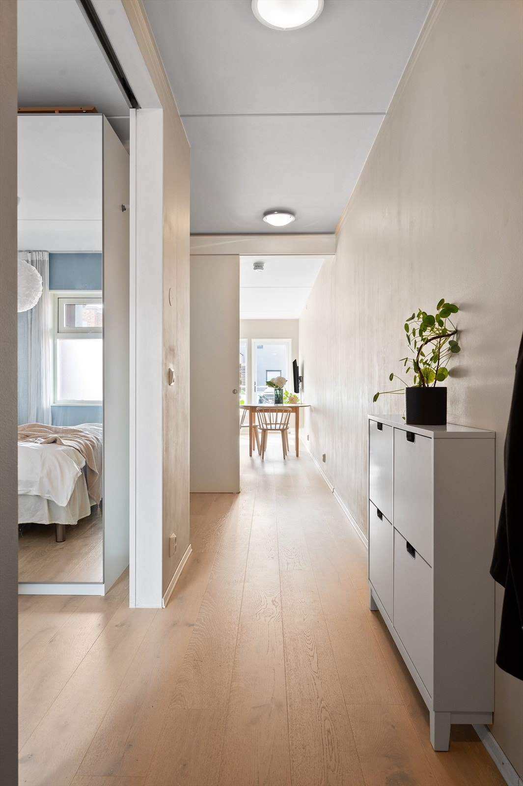 Det første som møter deg er en lys og innbydende entré som gir et godt førsteinntrykk av leiligheten. Galleribilde