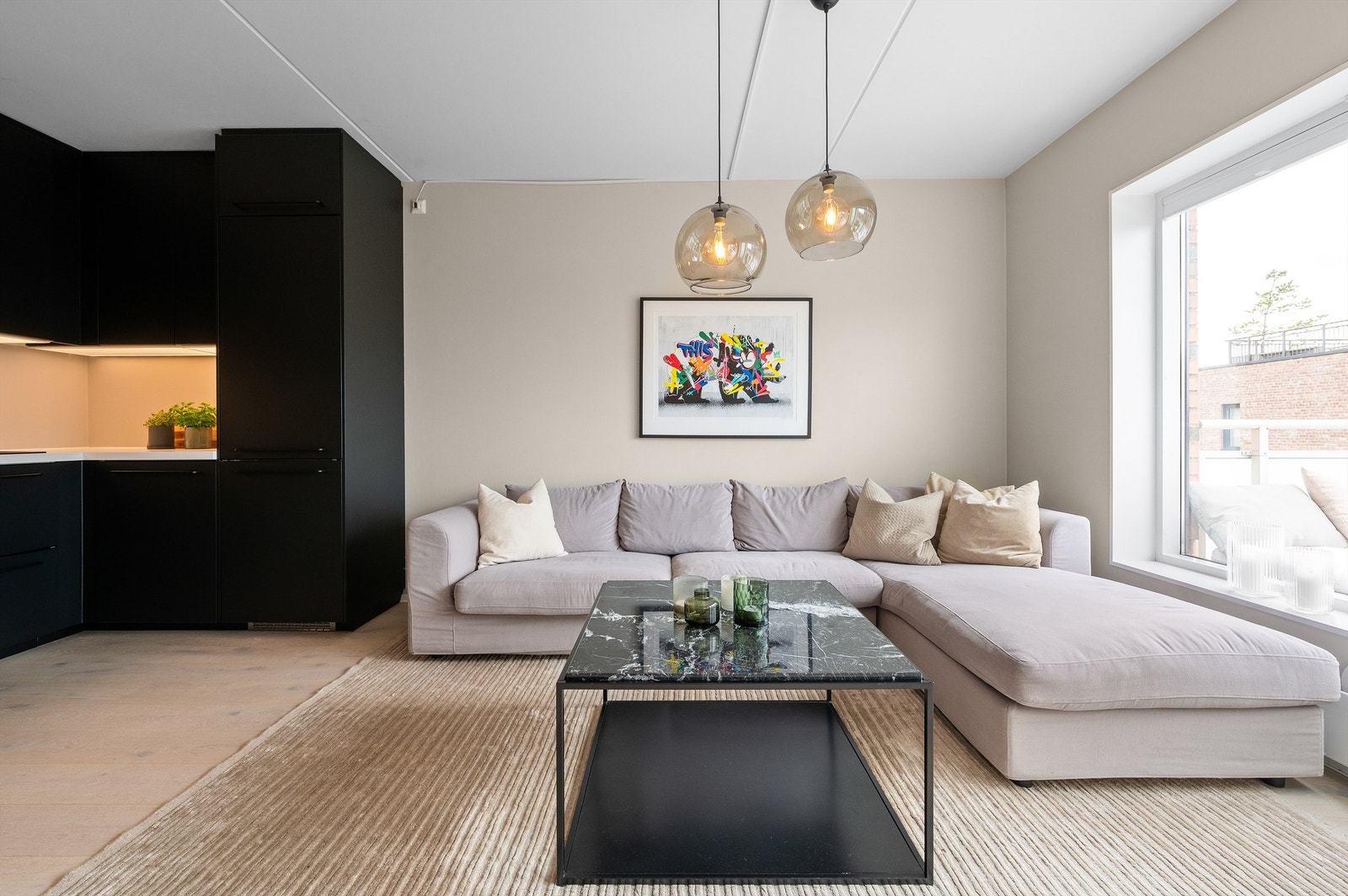 Her er det god plass til sofa med tilhørende salongbord og tv-seksjon. Rommet er romslig og har en veldimensjonert utforming hvor man med enkelthet kan innrede etter eget ønske og personlige stil. Galleribilde