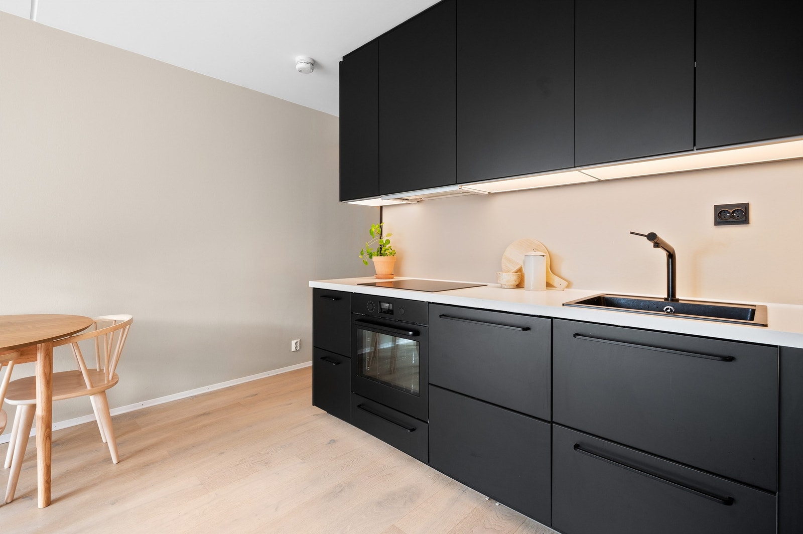 I direkte tilknytning med både kjøkken og stuen er det plass til å innrede med spisebord. Galleribilde