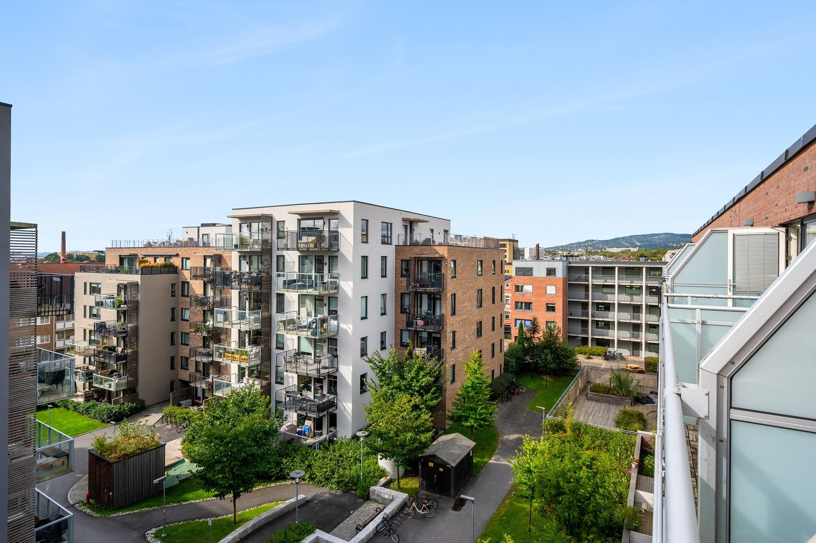 Balkongen fungerer naturligvis fint som en forlengelse av stuen sommerstid. Et herlig uterom hvor man kan nyte fine sommerdager. I tillegg er det tilgang til en herlig, felles takterrasse med upåklagelige sol- og utsiktsforhold. Galleribilde