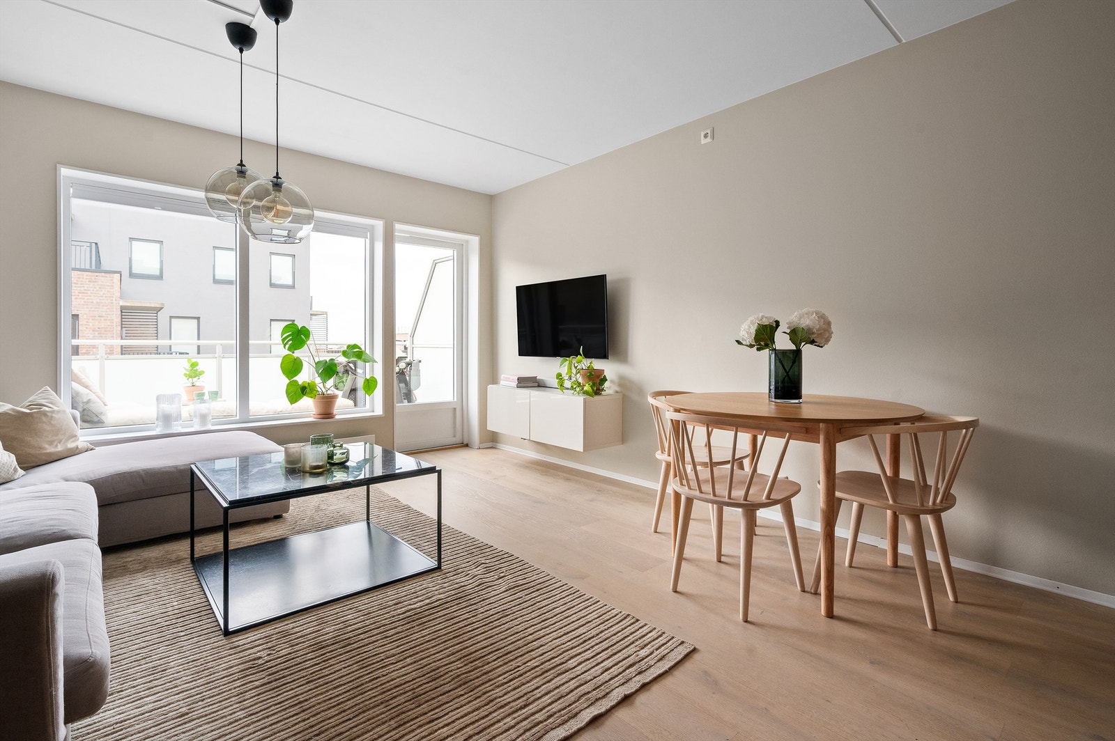 Leiligheten er lys og gjennomgående med svært god intern beliggenhet, vendt inn mot en rolig bakgård. Galleribilde