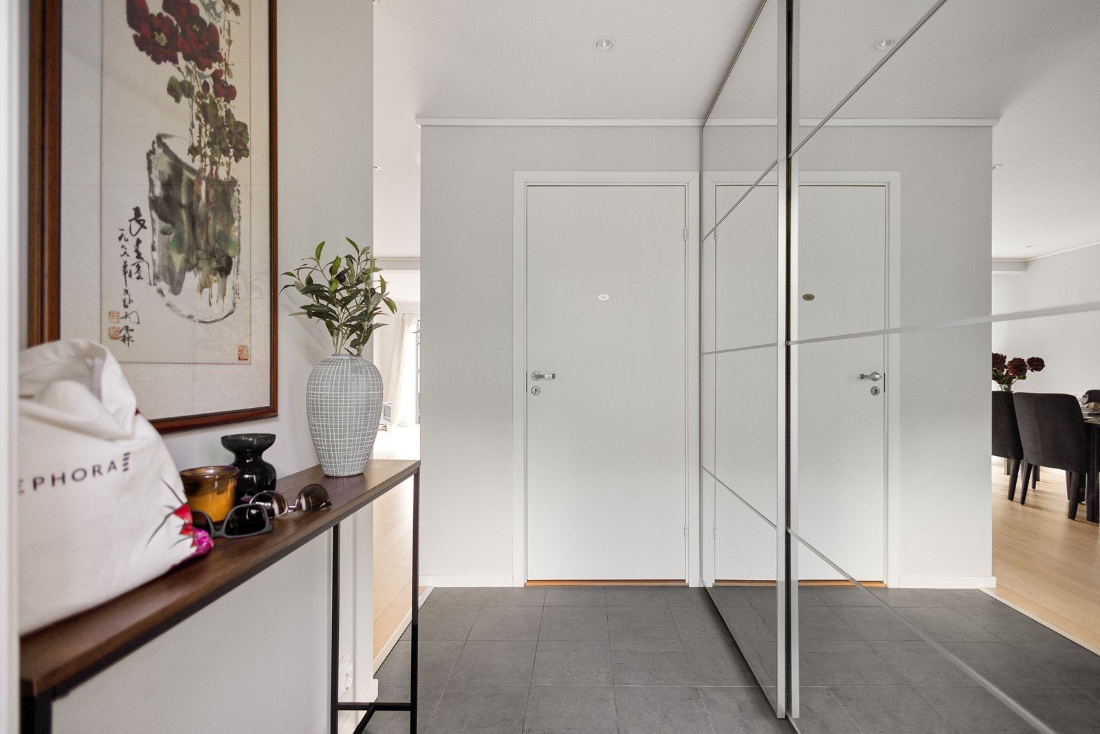 Entré med mye garderobeplass. Her er det flislagt gulv med varmekabler Galleribilde