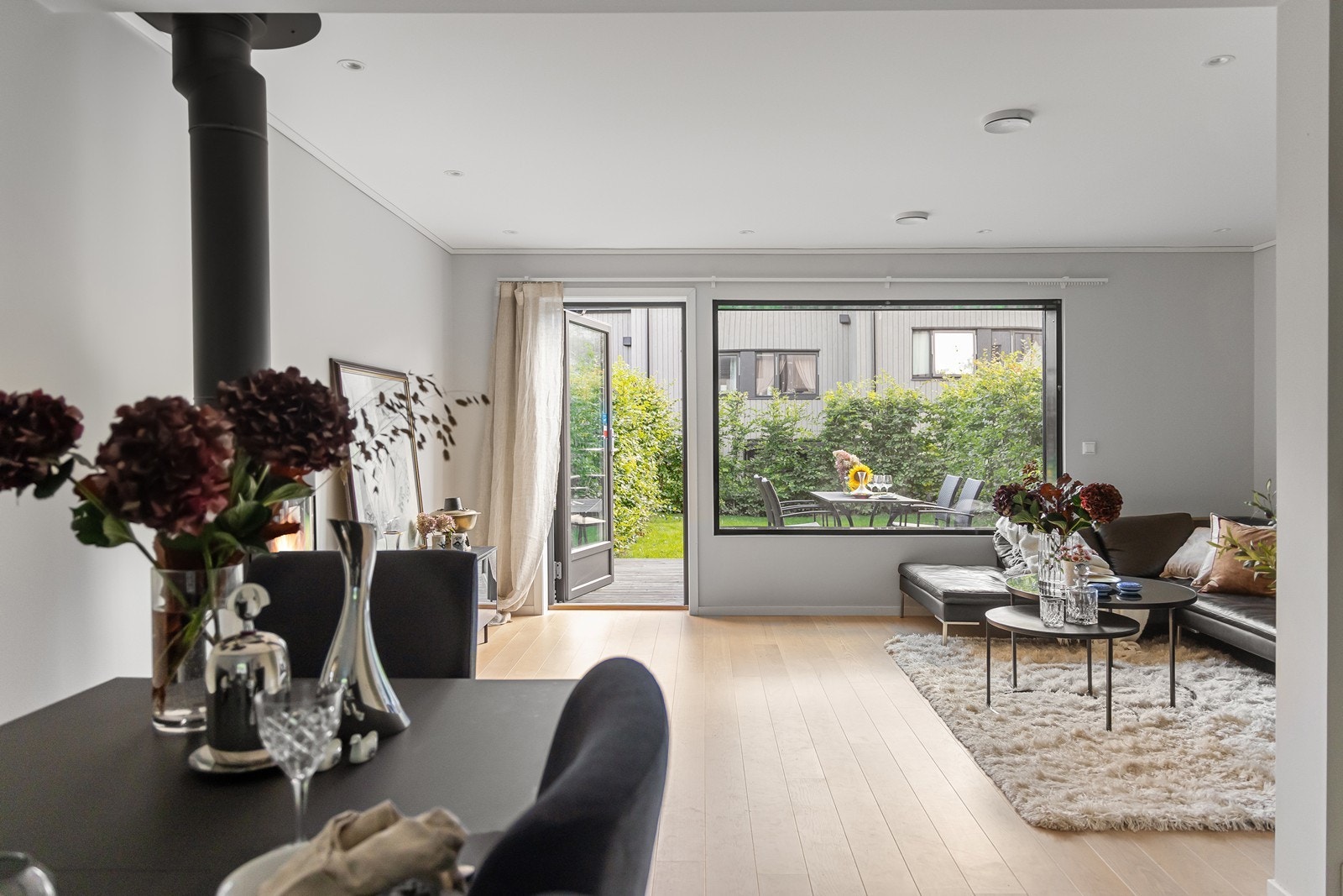 Store vindusflater mot hage Galleribilde