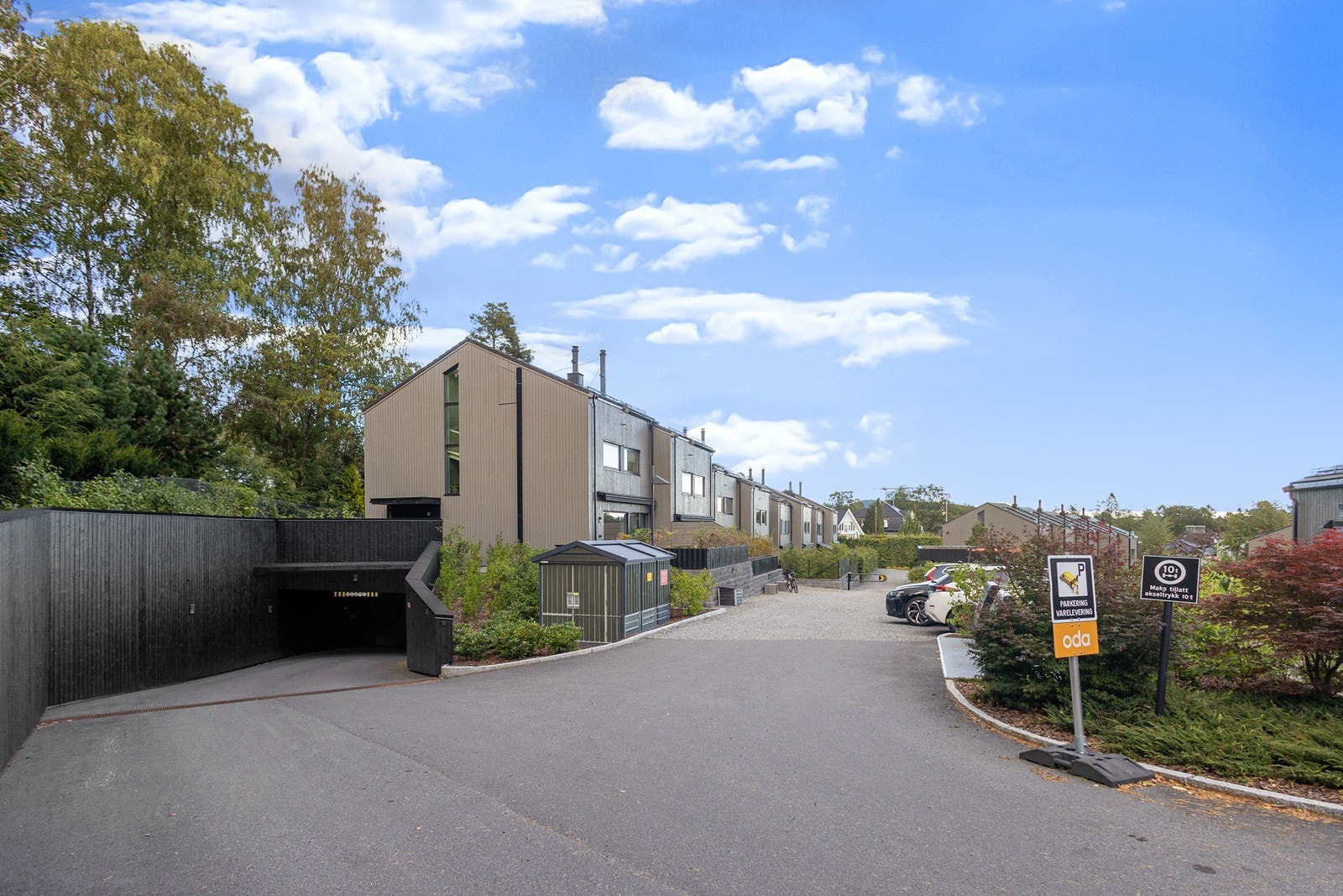 Det er godt med gjesteparkeringsplasser ved inngangen til området Galleribilde