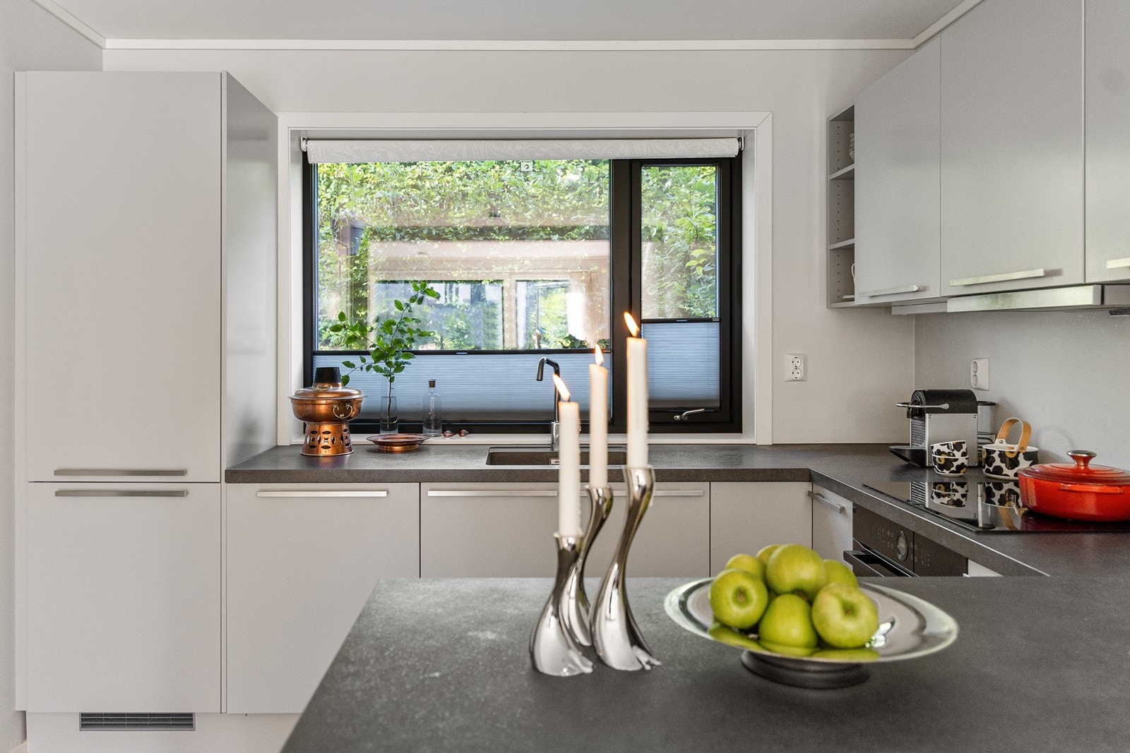 Fra kjøkkenet er det grønn utsikt til egen skjermet hage og inngangsparti Galleribilde