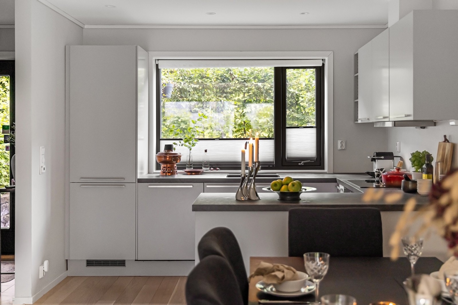 Praktisk oppholdsetasje med stort kjøkken, spiseplass og luftig stue. Utgang til hage i begge ender Galleribilde