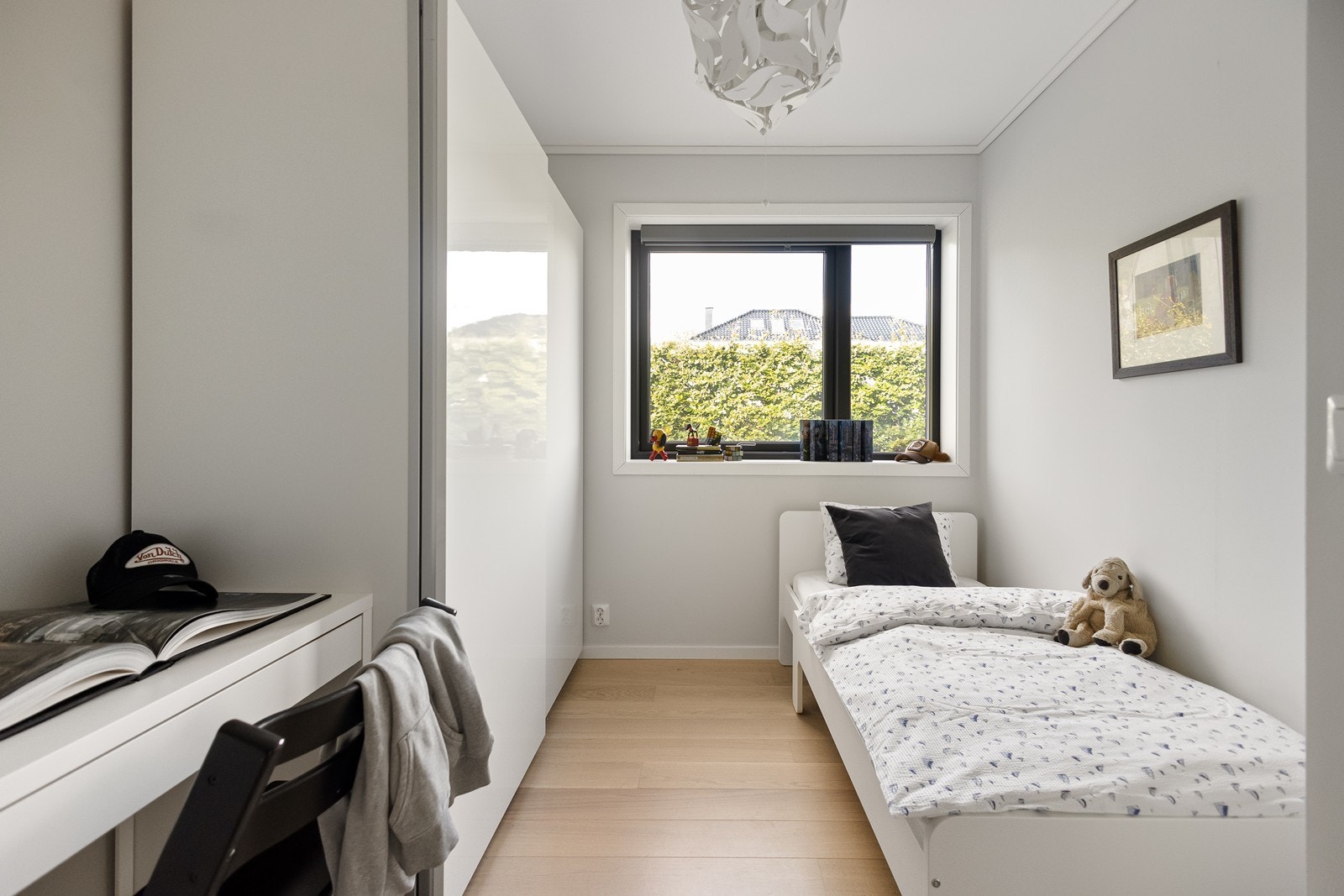 Soverom nr. 3 har også skyvedørsgarderobe og plass til skrivepult Galleribilde