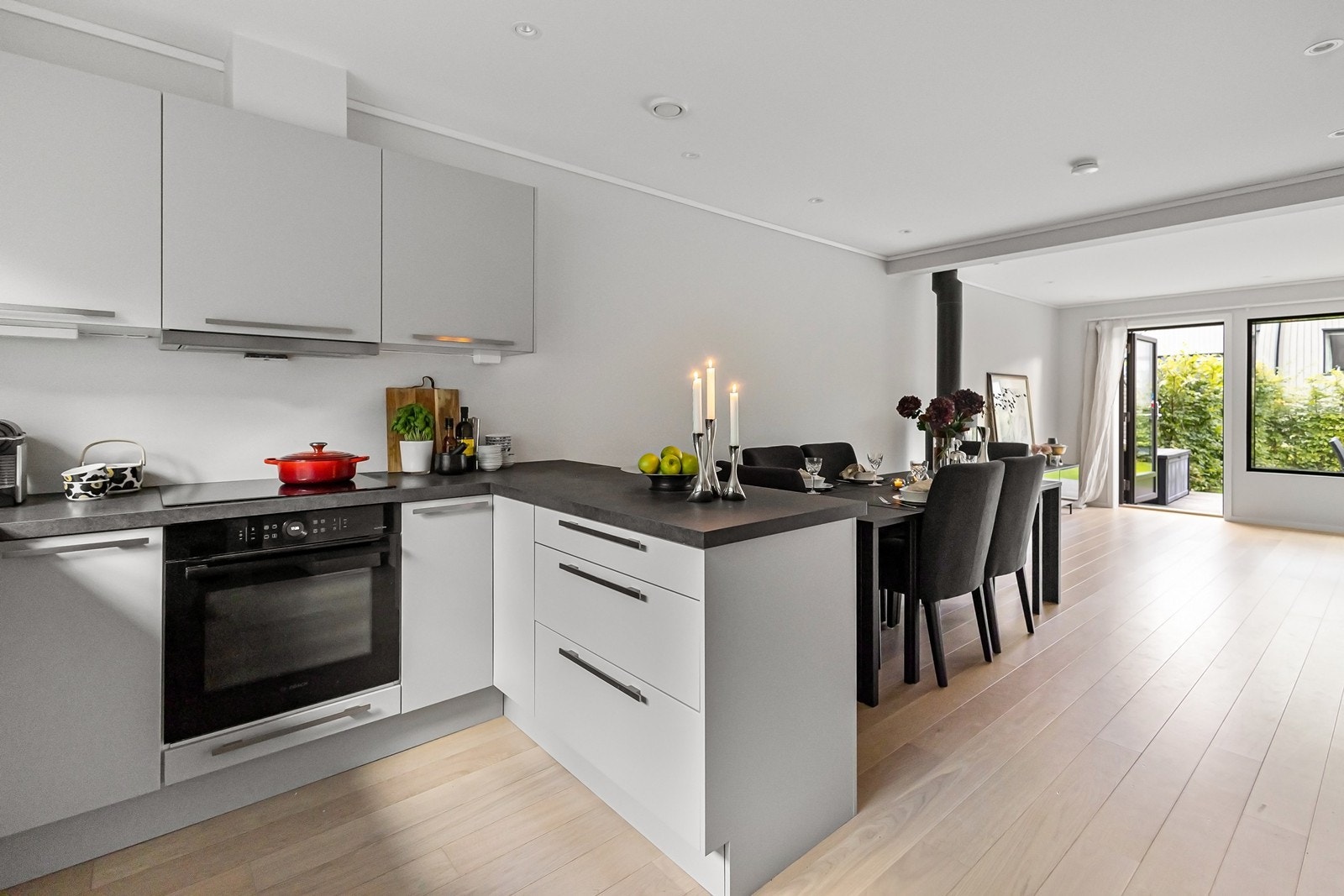 Vis a vis kjøkkenet er det fin plass for spisegruppe Galleribilde