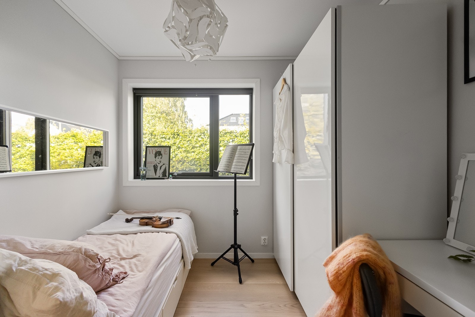 Soverom nr. 2 med skyvedørsgarderobe og plass til skrivepult Galleribilde