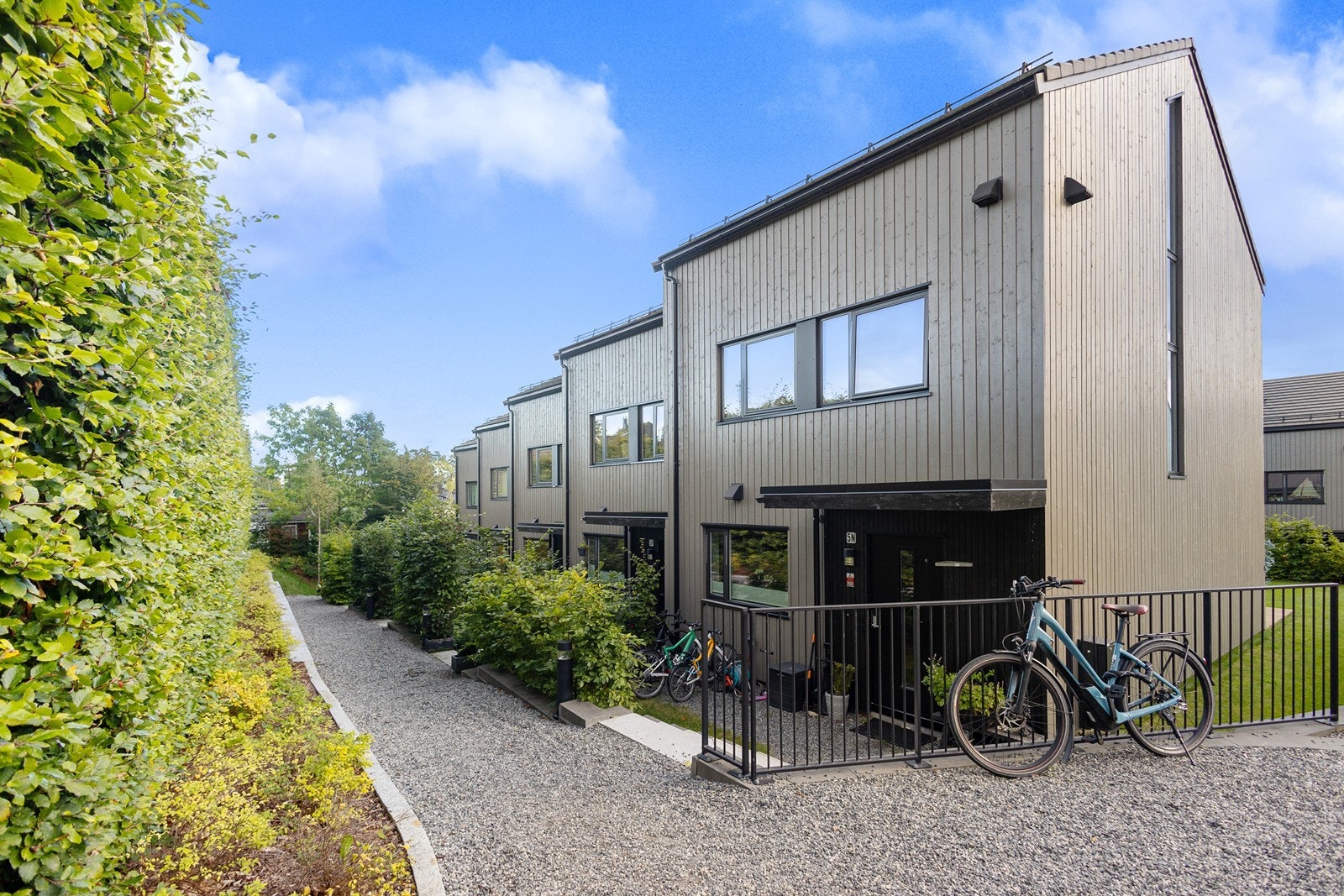 Bilfrie internveier og kort avstand til garasjenedgang Galleribilde