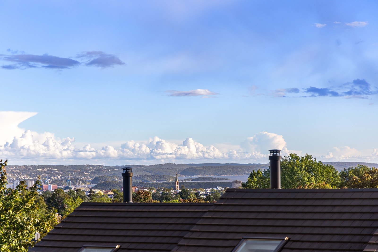 Nydelig utsikt mot byen fra toppetasjen og takterrassen Galleribilde