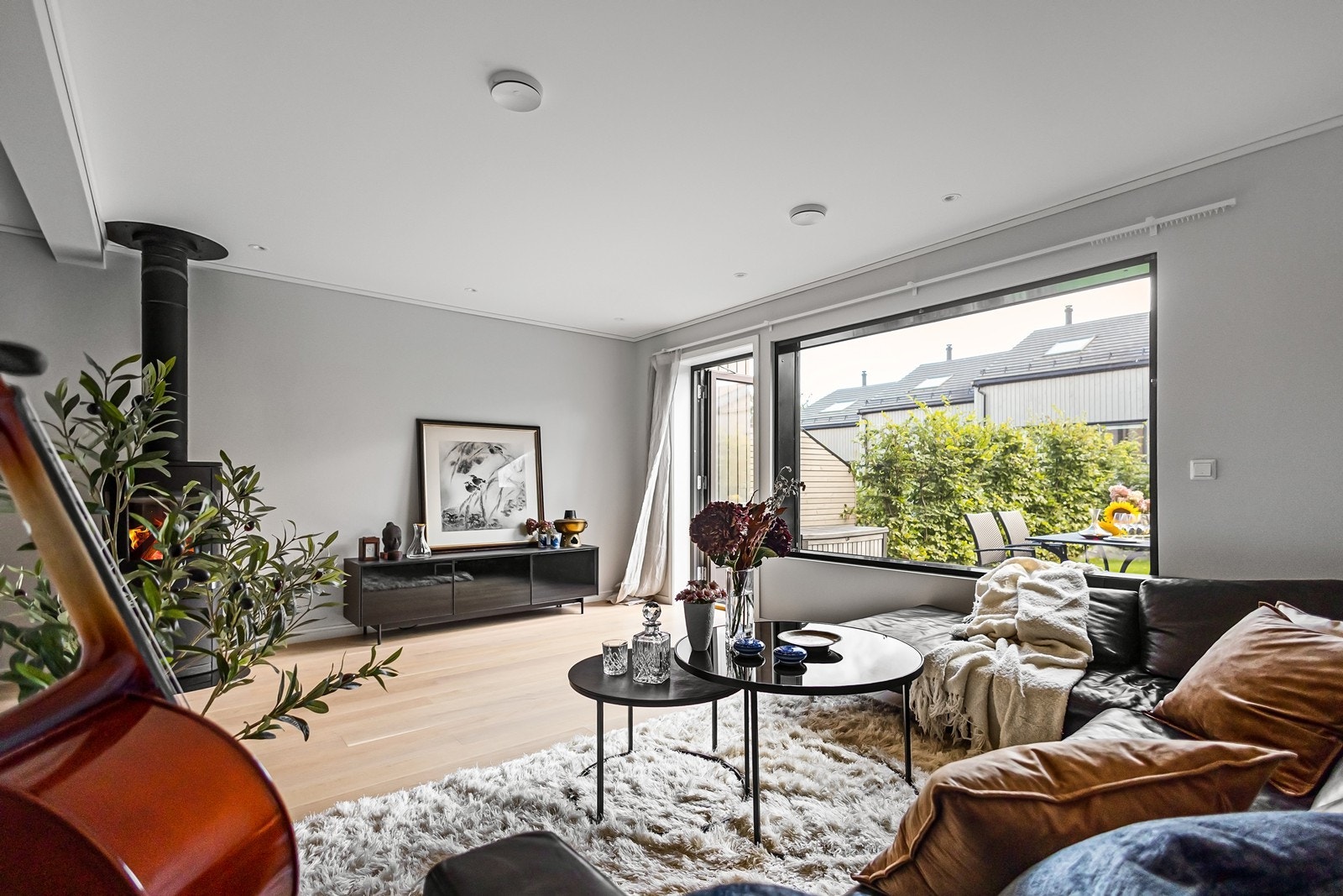 God plass til salong og med peisovn som er godt synlig i rommet Galleribilde