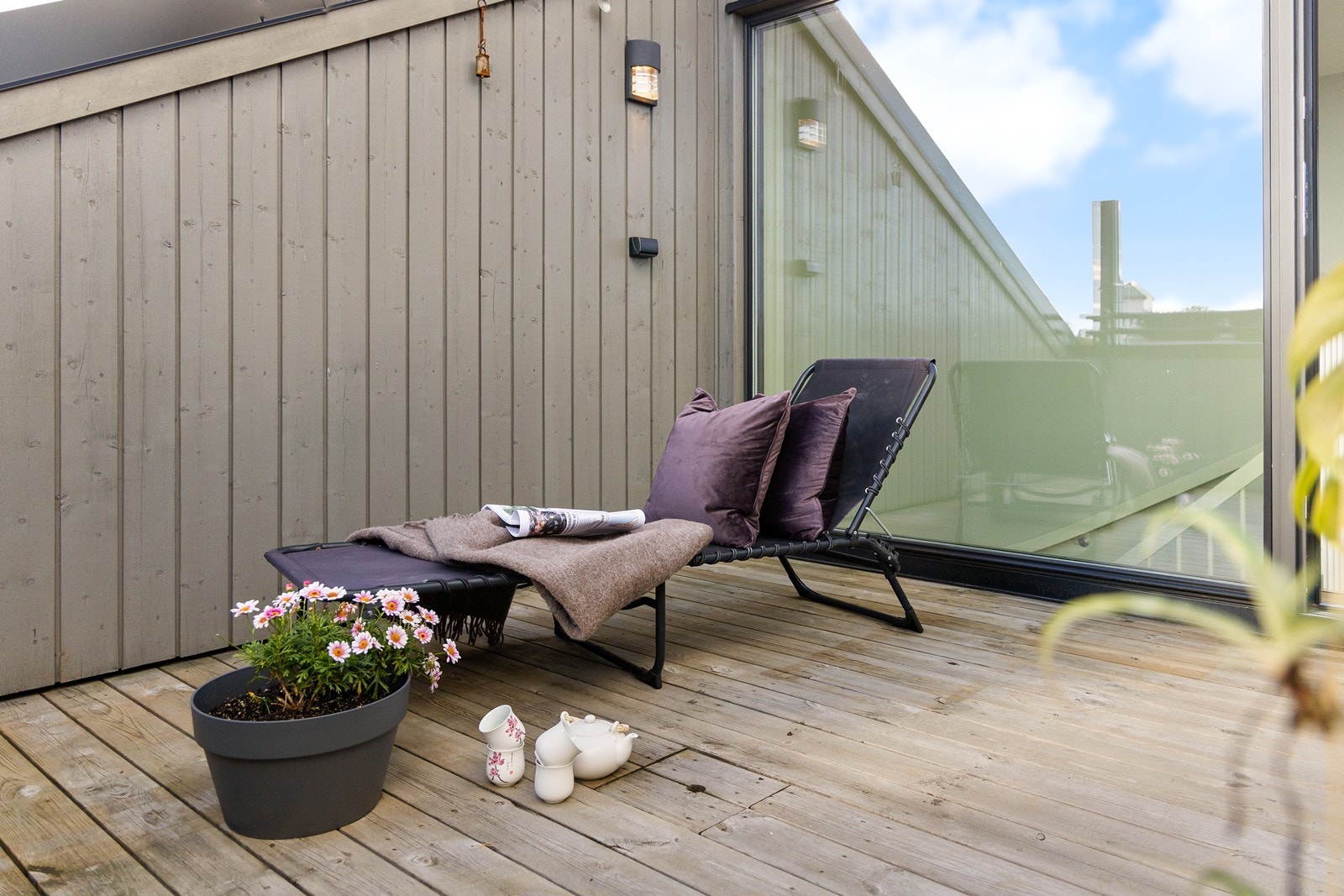 Stort vindu mot trappegang og stuen gir meget gode lysforhold Galleribilde