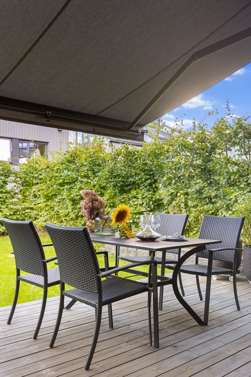Stor elektrisk markise dekker hele terrassen og gjør den anvendelig i all slags vær Galleribilde